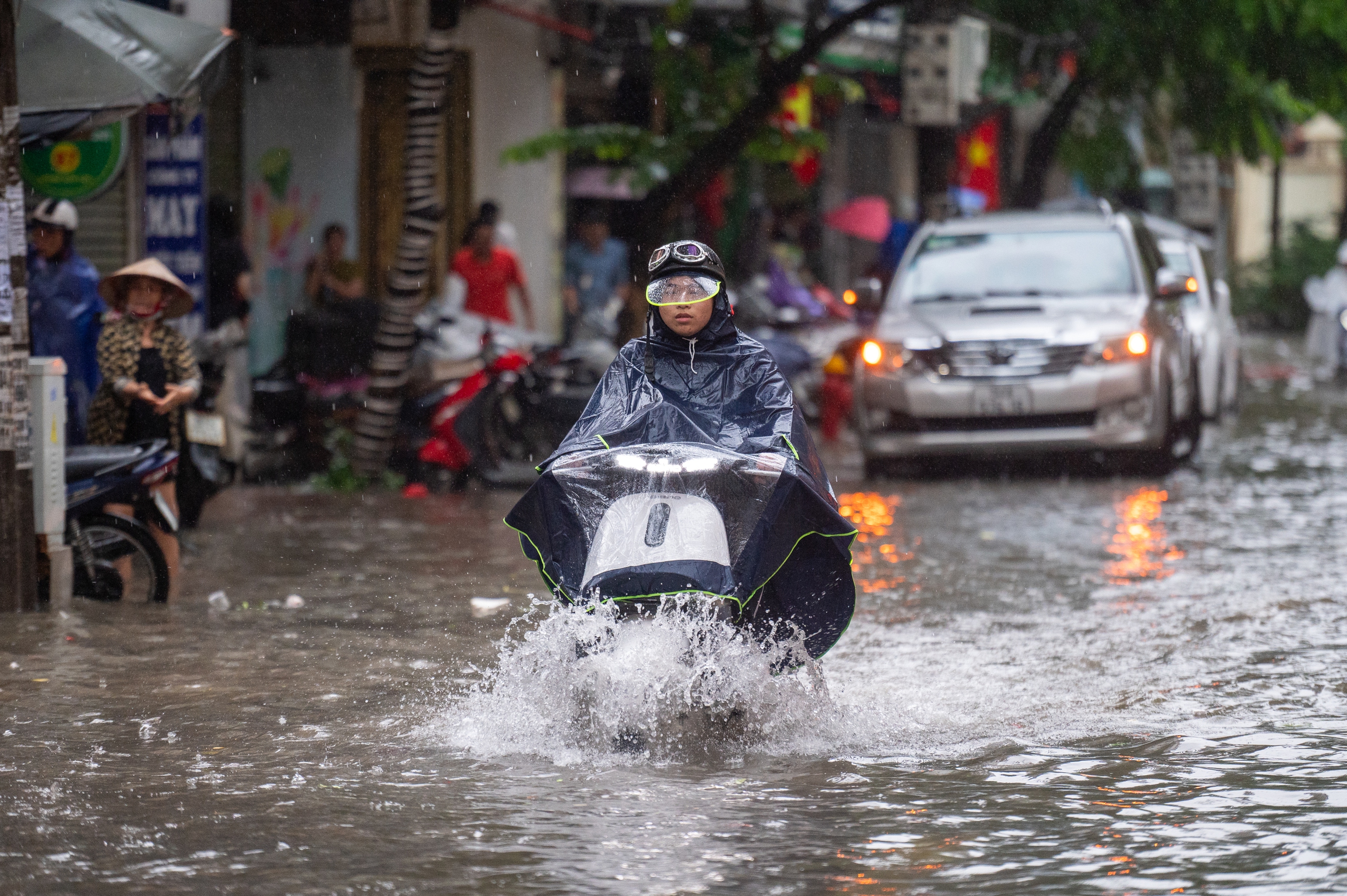 Hà Nội hôm nay: Mưa ngập kinh hoàng khắp nơi!- Ảnh 28.
