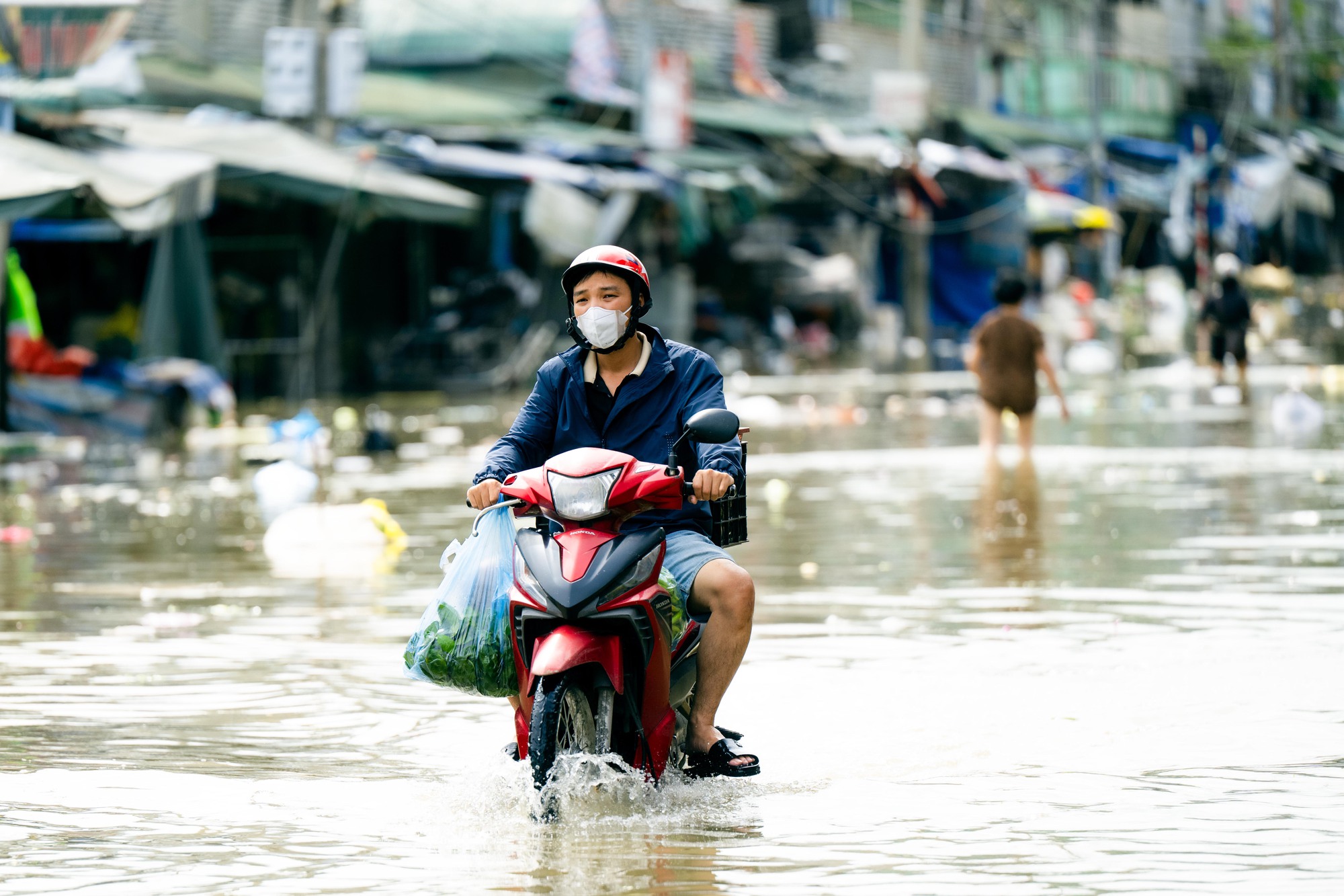 Tiểu thương chợ lớn nhất Nghệ An nhặt từng cọng rau trong dòng nước lũ, giữ lấy bữa cơm ngày mai- Ảnh 1.