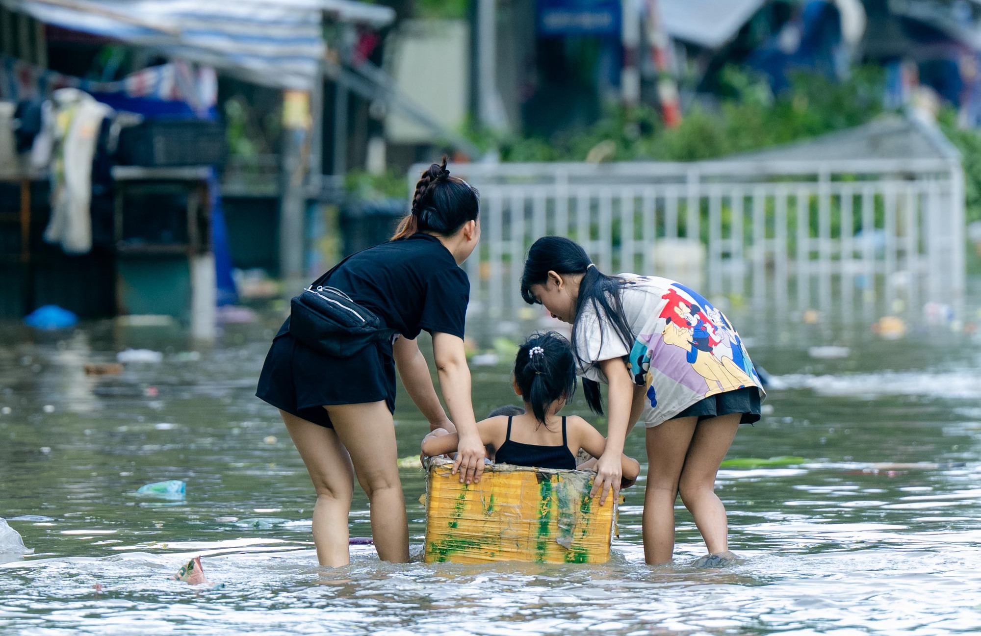 Tiểu thương chợ lớn nhất Nghệ An nhặt từng cọng rau trong dòng nước lũ, giữ lấy bữa cơm ngày mai- Ảnh 19.