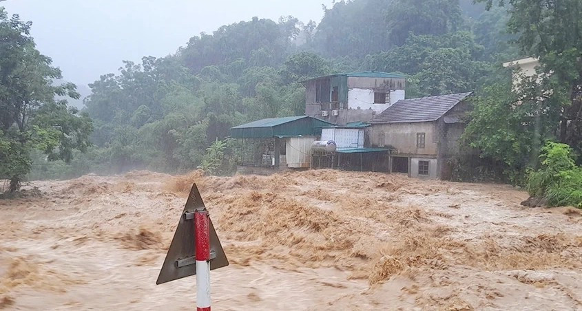 Mưa lũ dữ dội sau bão số 10: Bộ Y tế ra chỉ đạo khẩn- Ảnh 1.