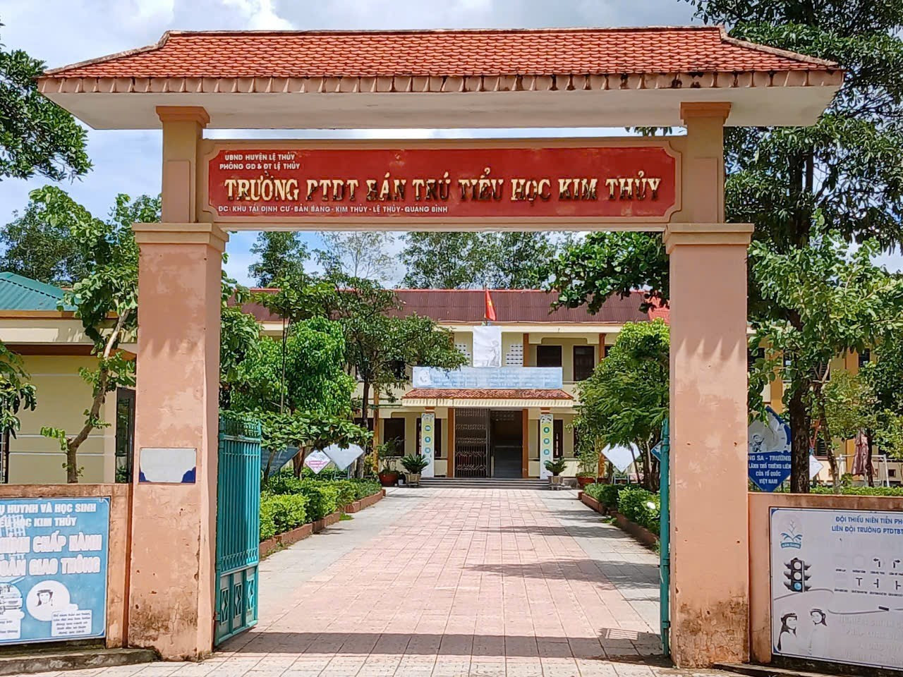 Sau vụ ngộ độc tập thể, học sinh đồng loạt nghỉ học "tẩy chay" phó hiệu trưởng- Ảnh 1.