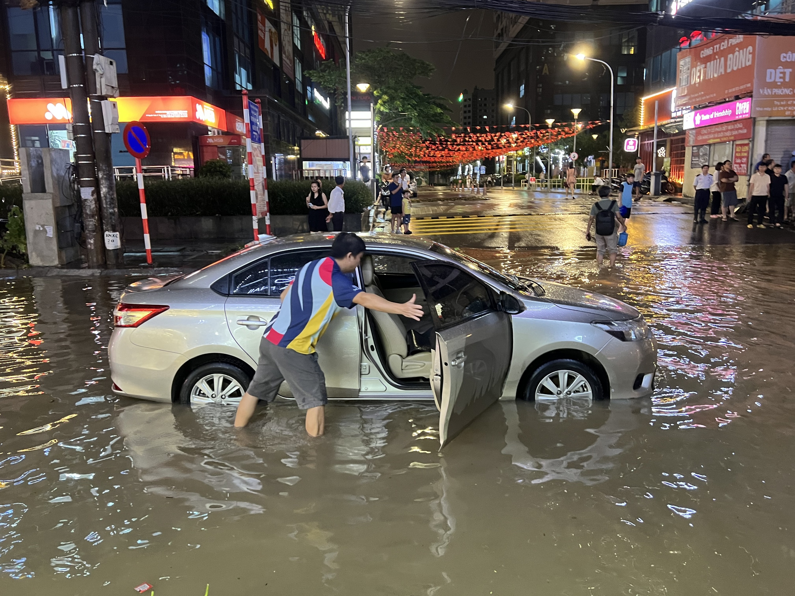 Gần đ&ecirc;m, nhiều người d&acirc;n H&agrave; Nội vẫn chưa về được đến nh&agrave;- Ảnh 60.