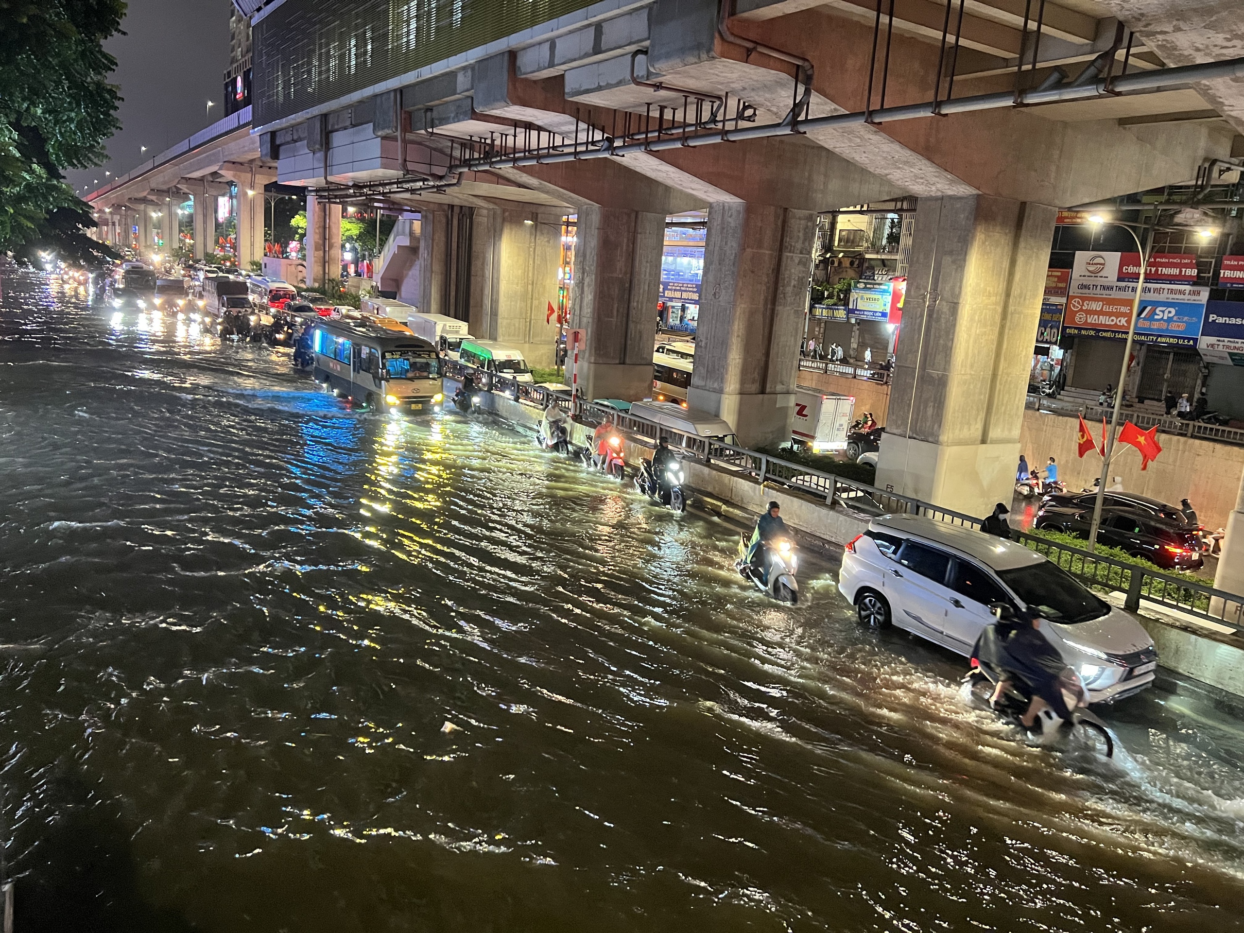 Gần đ&ecirc;m, nhiều người d&acirc;n H&agrave; Nội vẫn chưa về được đến nh&agrave;- Ảnh 61.