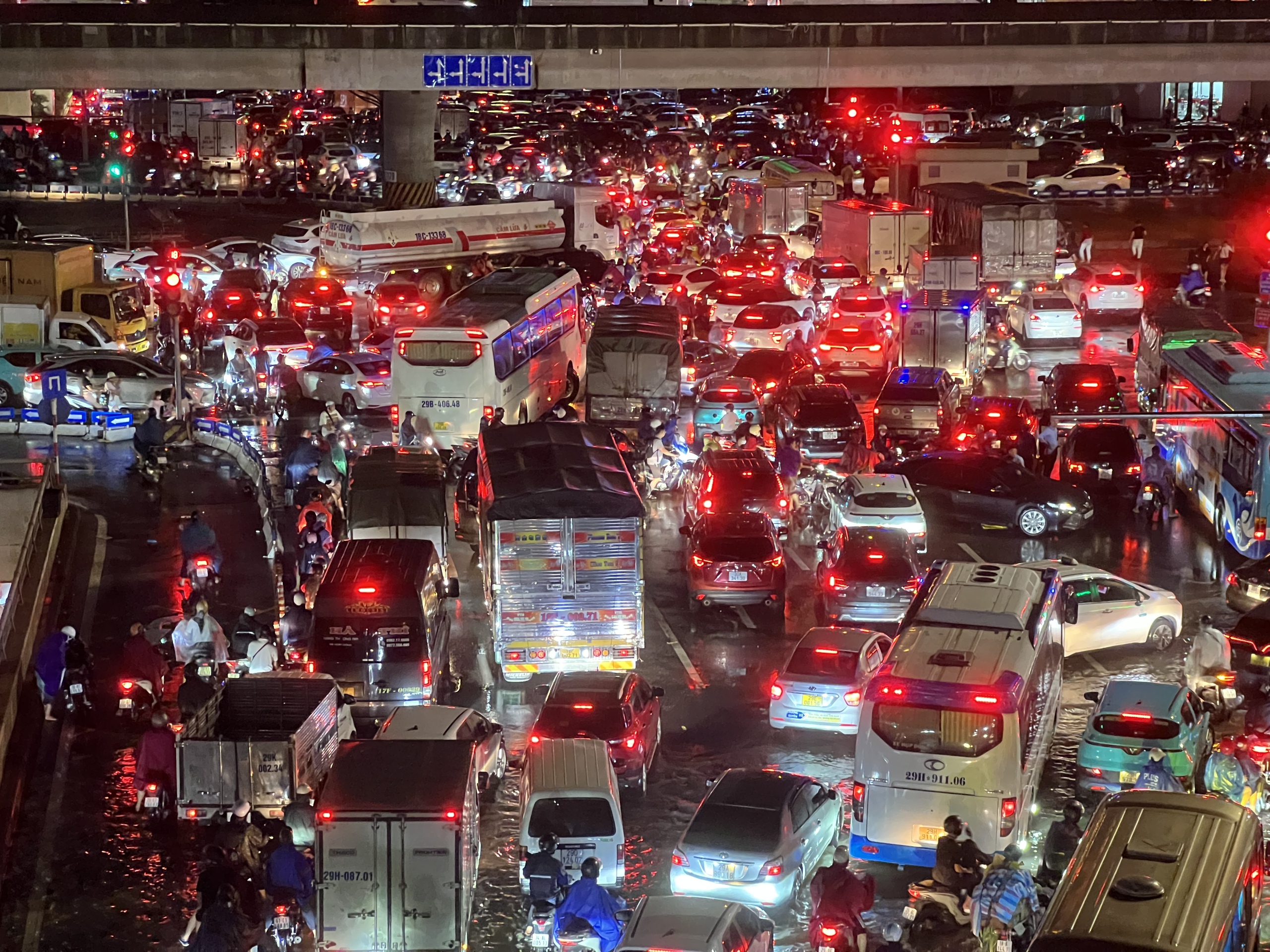 Gần đ&ecirc;m, nhiều người d&acirc;n H&agrave; Nội vẫn chưa về được đến nh&agrave;- Ảnh 62.