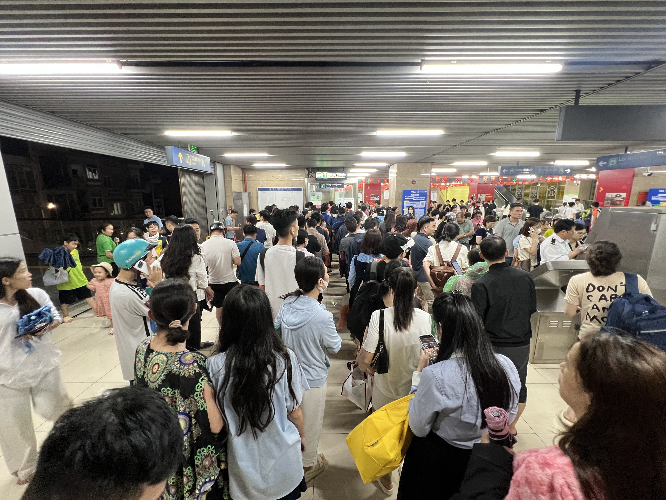 Gần đ&ecirc;m, nhiều người d&acirc;n H&agrave; Nội vẫn chưa về được đến nh&agrave;- Ảnh 64.