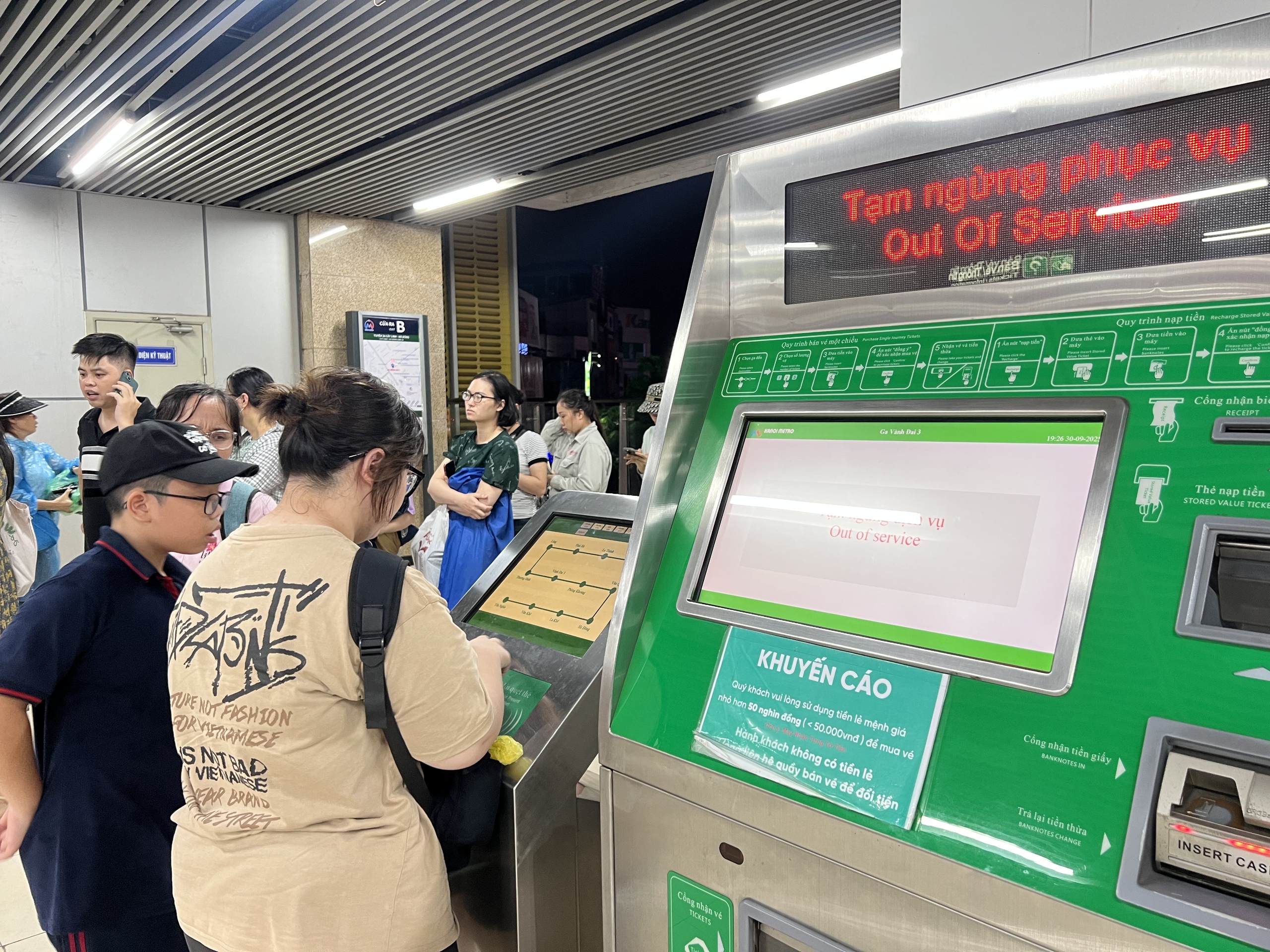 Gần đ&ecirc;m, nhiều người d&acirc;n H&agrave; Nội vẫn chưa về được đến nh&agrave;- Ảnh 65.