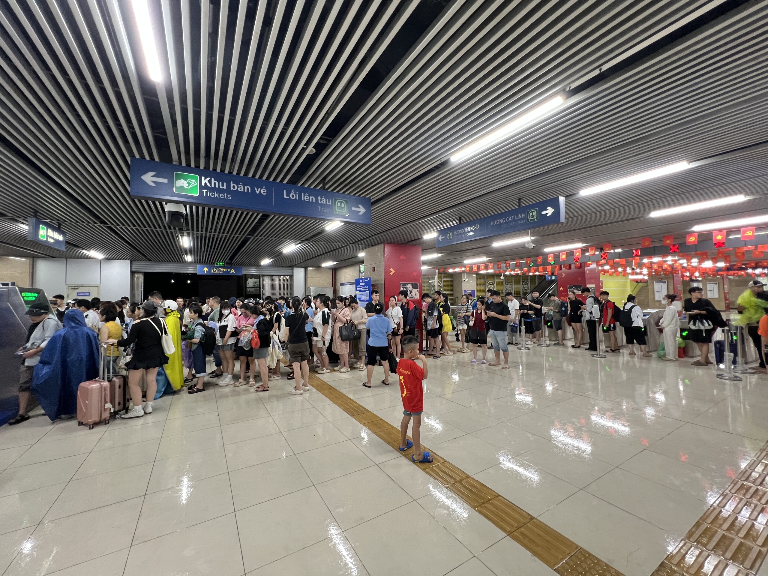 Gần đ&ecirc;m, nhiều người d&acirc;n H&agrave; Nội vẫn chưa về được đến nh&agrave;- Ảnh 66.