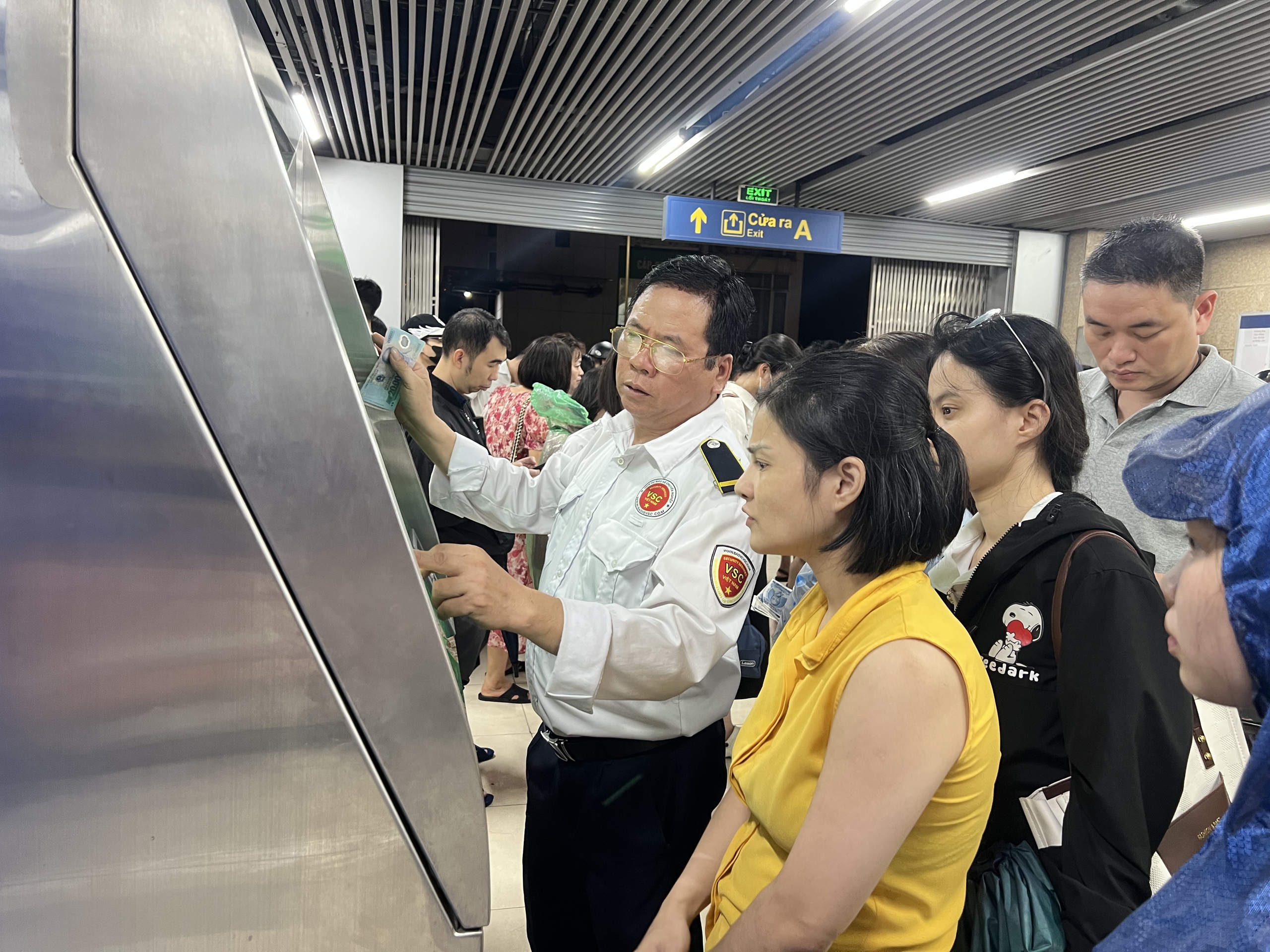 Gần đ&ecirc;m, nhiều người d&acirc;n H&agrave; Nội vẫn chưa về được đến nh&agrave;- Ảnh 67.