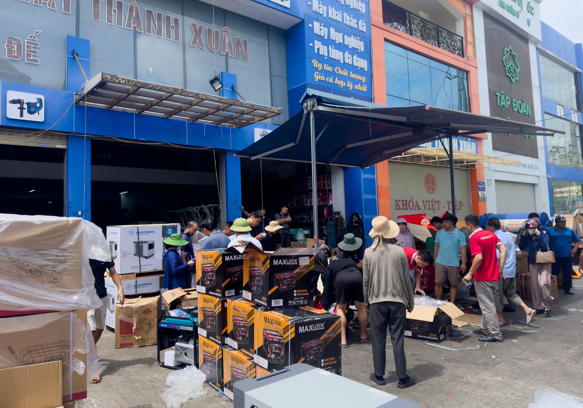 Cảnh tượng lạ sau bão số 10: Một món đồ bất ngờ "cháy hàng", người dân xếp hàng từ 5h sáng vẫn chưa mua được- Ảnh 5.