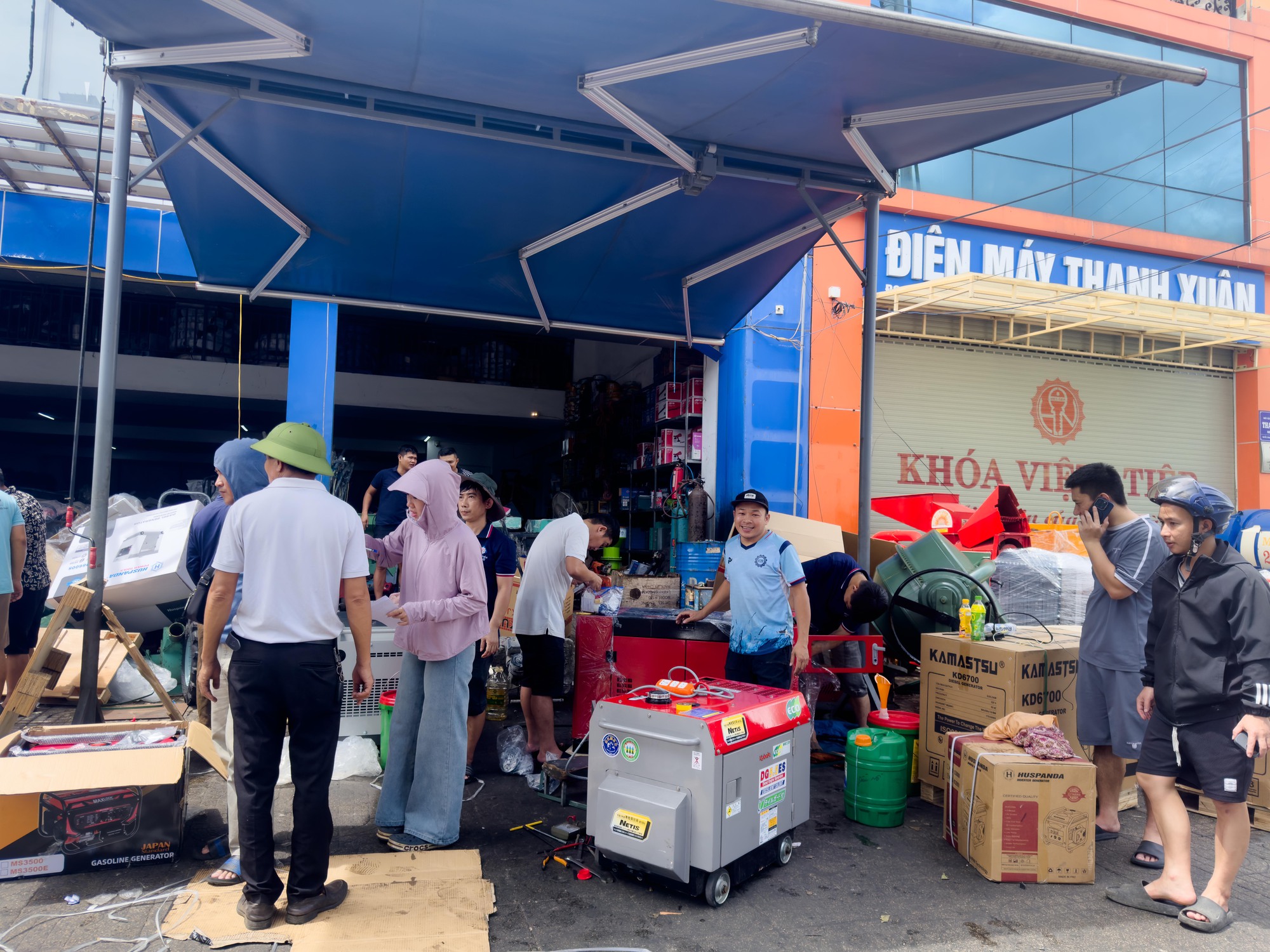 Cảnh tượng lạ sau bão số 10: Một món đồ bất ngờ "cháy hàng", người dân xếp hàng từ 5h sáng vẫn chưa mua được- Ảnh 4.