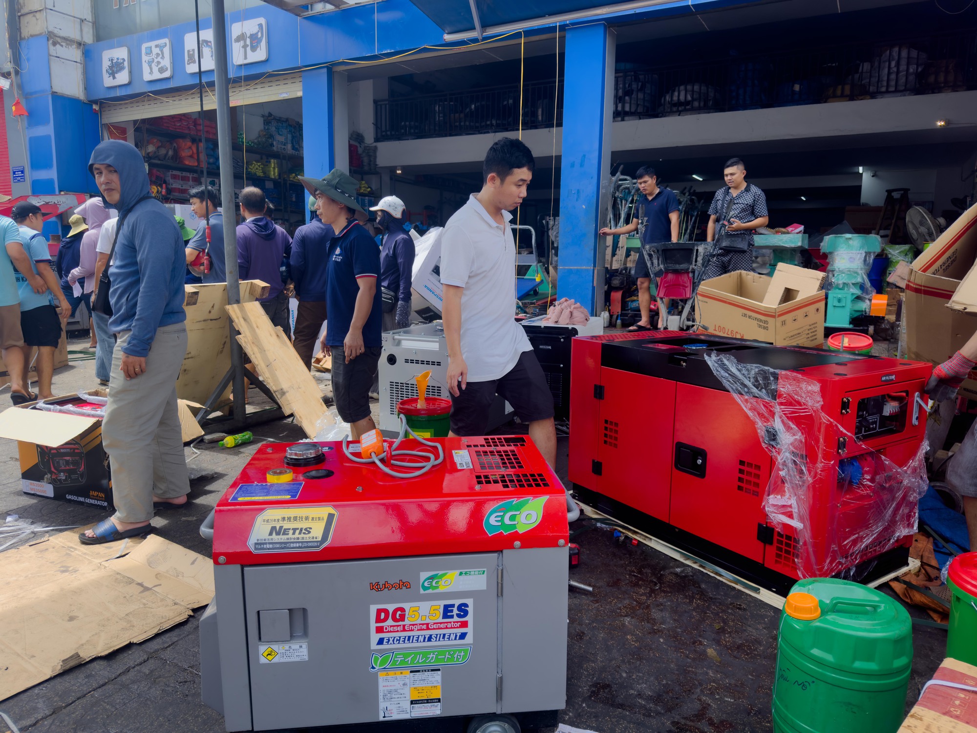 Cảnh tượng lạ sau bão số 10: Một món đồ bất ngờ "cháy hàng", người dân xếp hàng từ 5h sáng vẫn chưa mua được- Ảnh 2.