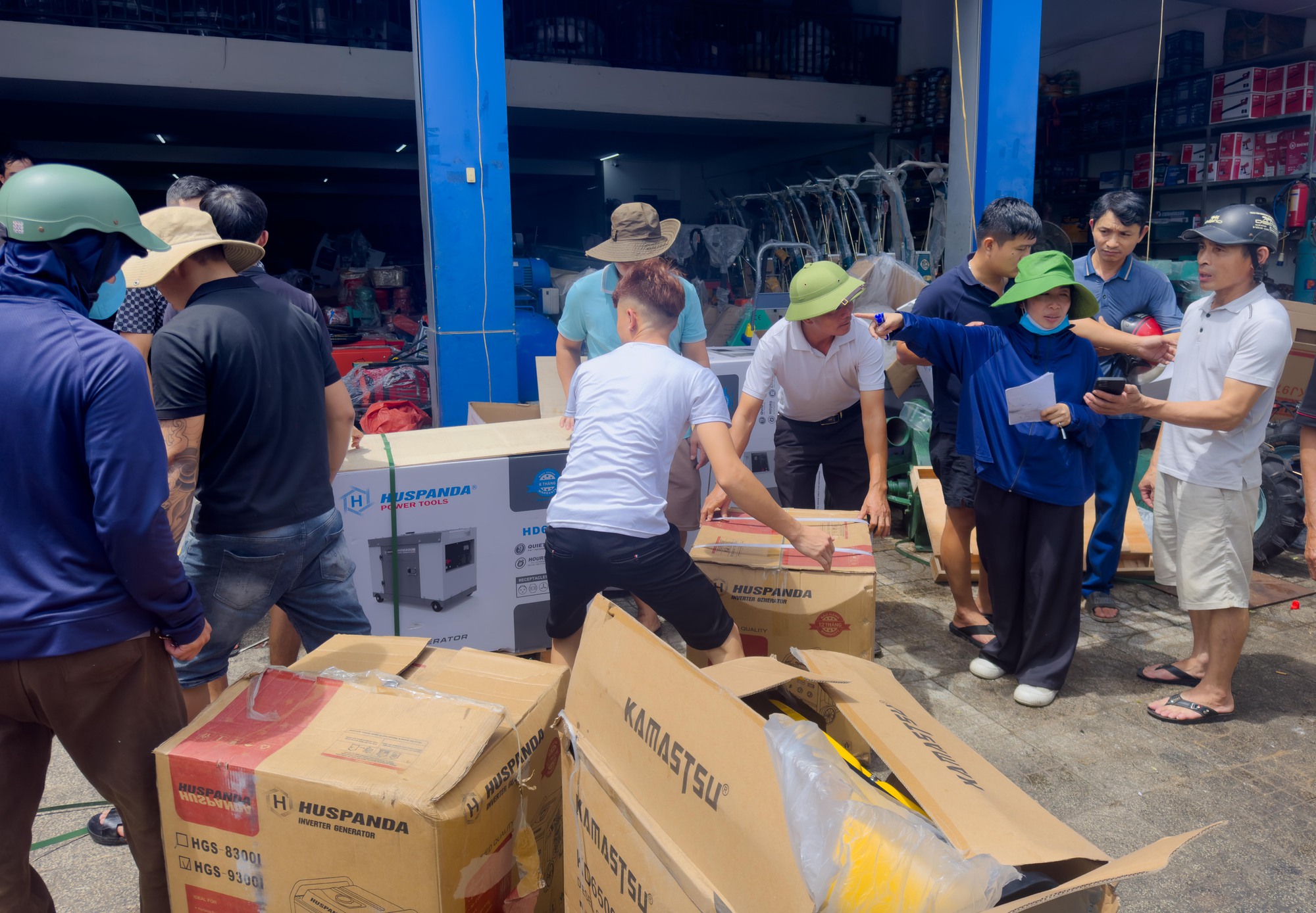 Cảnh tượng lạ sau bão số 10: Một món đồ bất ngờ "cháy hàng", người dân xếp hàng từ 5h sáng vẫn chưa mua được- Ảnh 1.