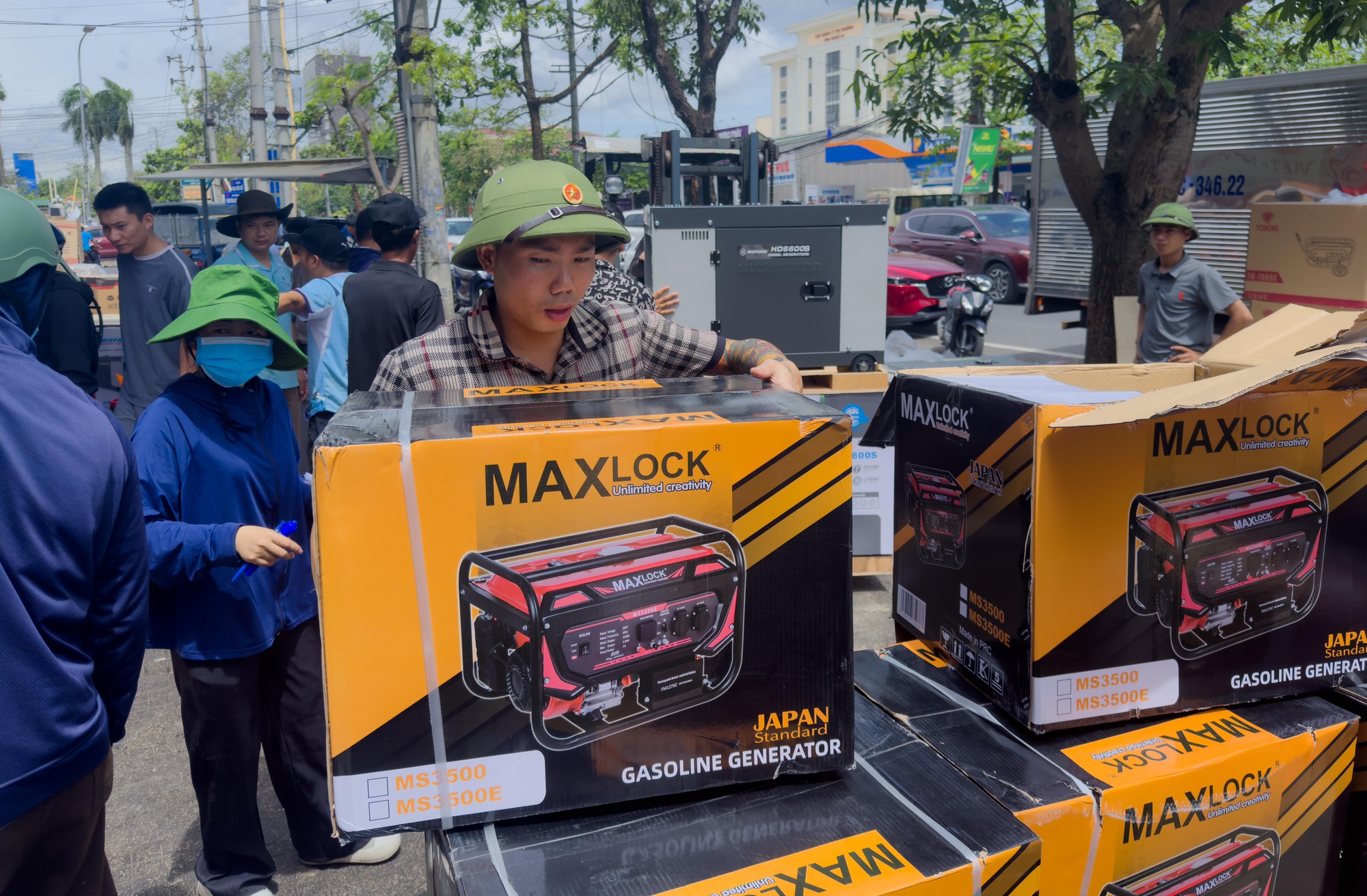Cảnh tượng lạ sau bão số 10: Một món đồ bất ngờ "cháy hàng", người dân xếp hàng từ 5h sáng vẫn chưa mua được- Ảnh 3.