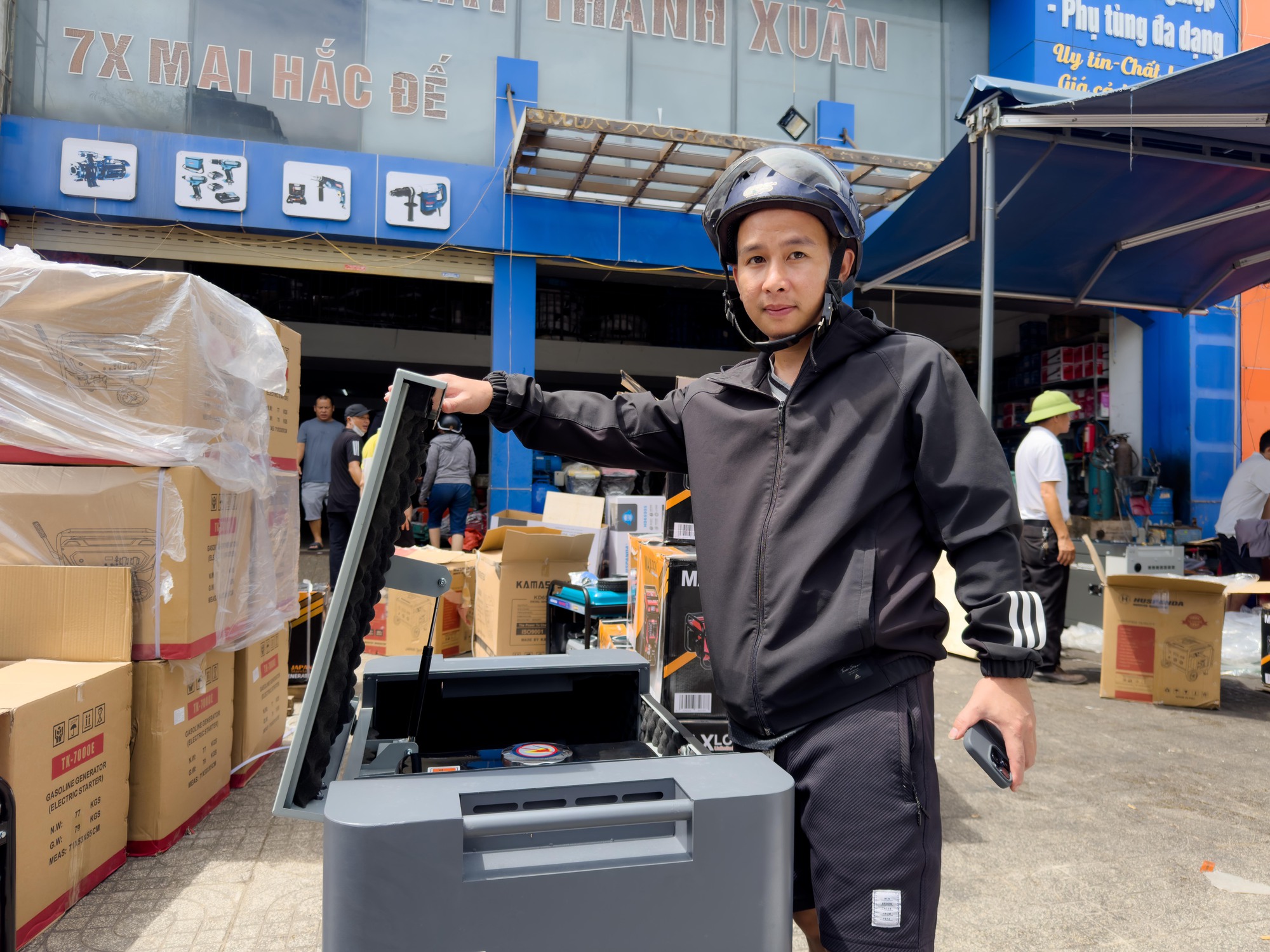 Cảnh tượng lạ sau bão số 10: Một món đồ bất ngờ "cháy hàng", người dân xếp hàng từ 5h sáng vẫn chưa mua được- Ảnh 7.