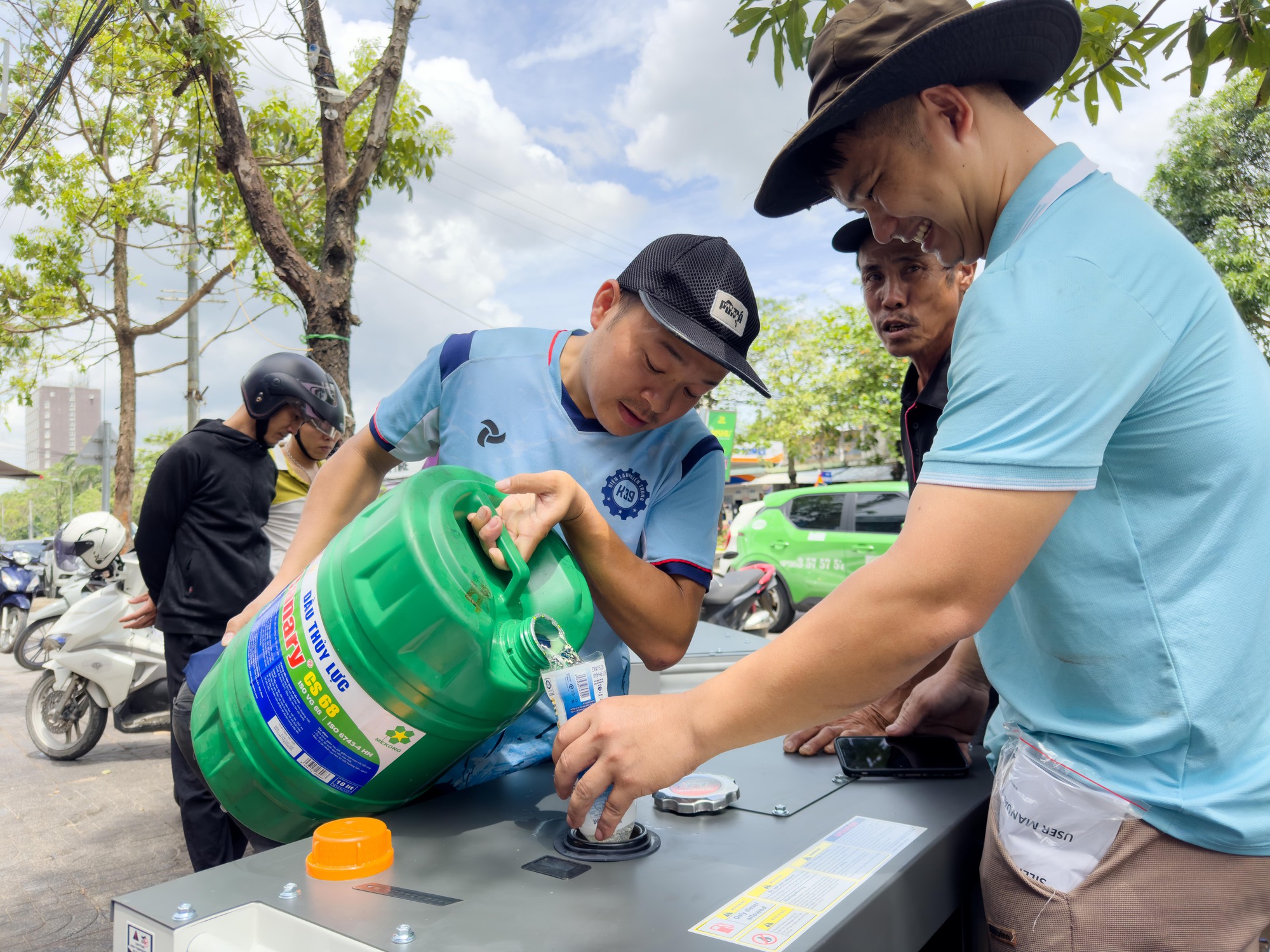Cảnh tượng lạ sau bão số 10: Một món đồ bất ngờ "cháy hàng", người dân xếp hàng từ 5h sáng vẫn chưa mua được- Ảnh 6.