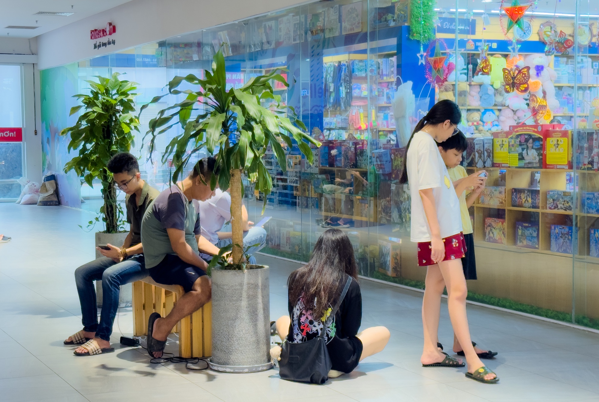 Sau bão số 10, trung tâm thương mại và quán cà phê ở Nghệ An kín chỗ vì giới trẻ đổ xô sạc điện thoại- Ảnh 14.