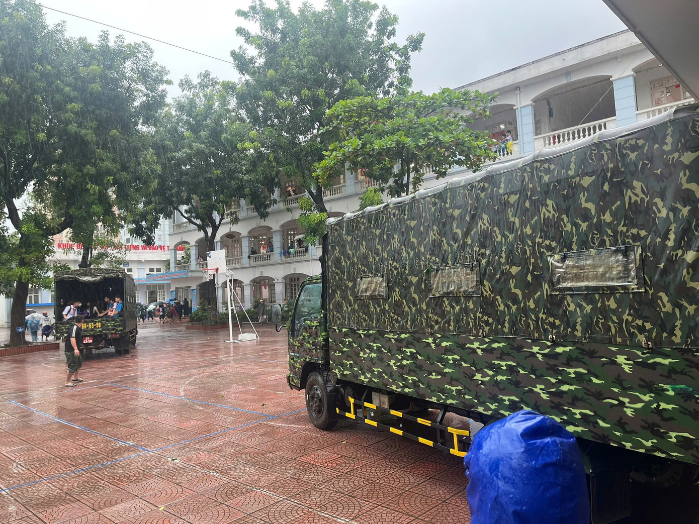 Thủ đô ngập lụt chưa từng có: Quân đội điều xe cứu trợ, phụ huynh bì bõm cõng con tan trường- Ảnh 12.