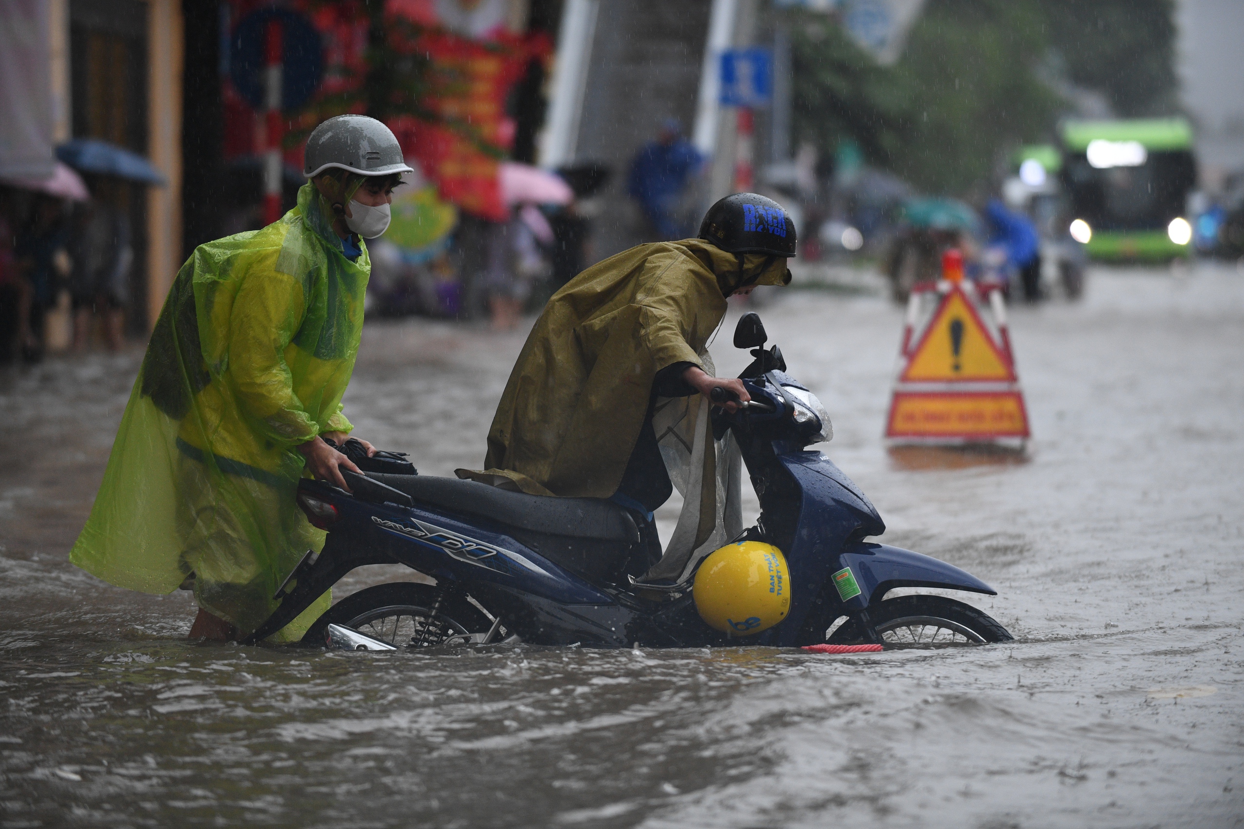 Hà Nội hôm nay: Mưa ngập kinh hoàng khắp nơi!- Ảnh 23.