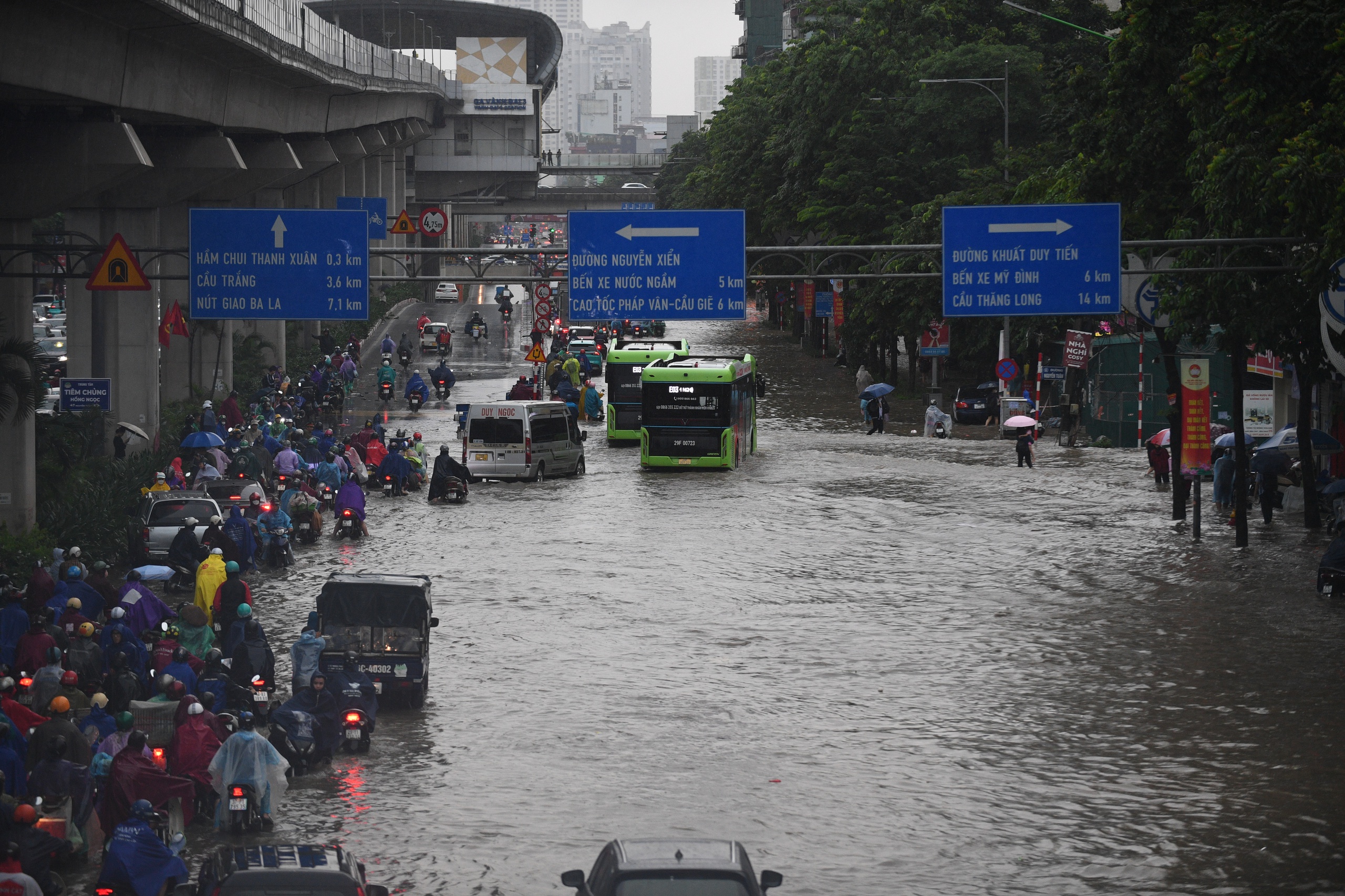 Hà Nội hôm nay: Mưa ngập kinh hoàng khắp nơi!- Ảnh 25.