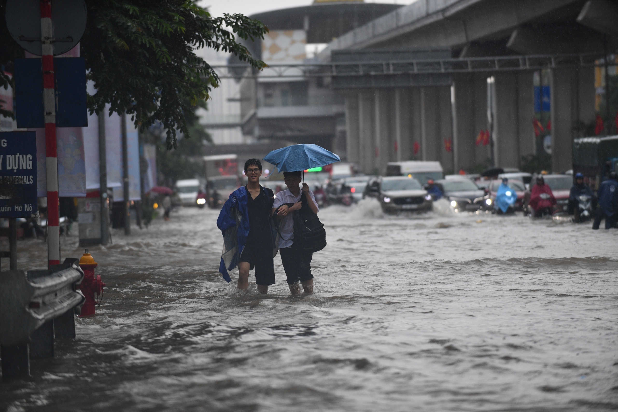 Hà Nội hôm nay: Mưa ngập kinh hoàng khắp nơi!- Ảnh 26.