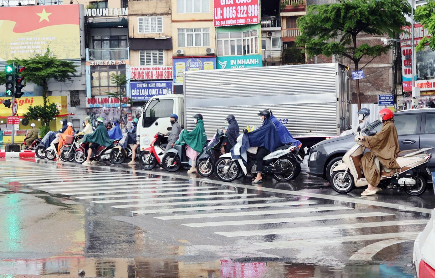 Hà Nội: Xe máy qua điểm ngập bằng xe ba gác giá 150-200 nghìn đồng/lượt- Ảnh 11.
