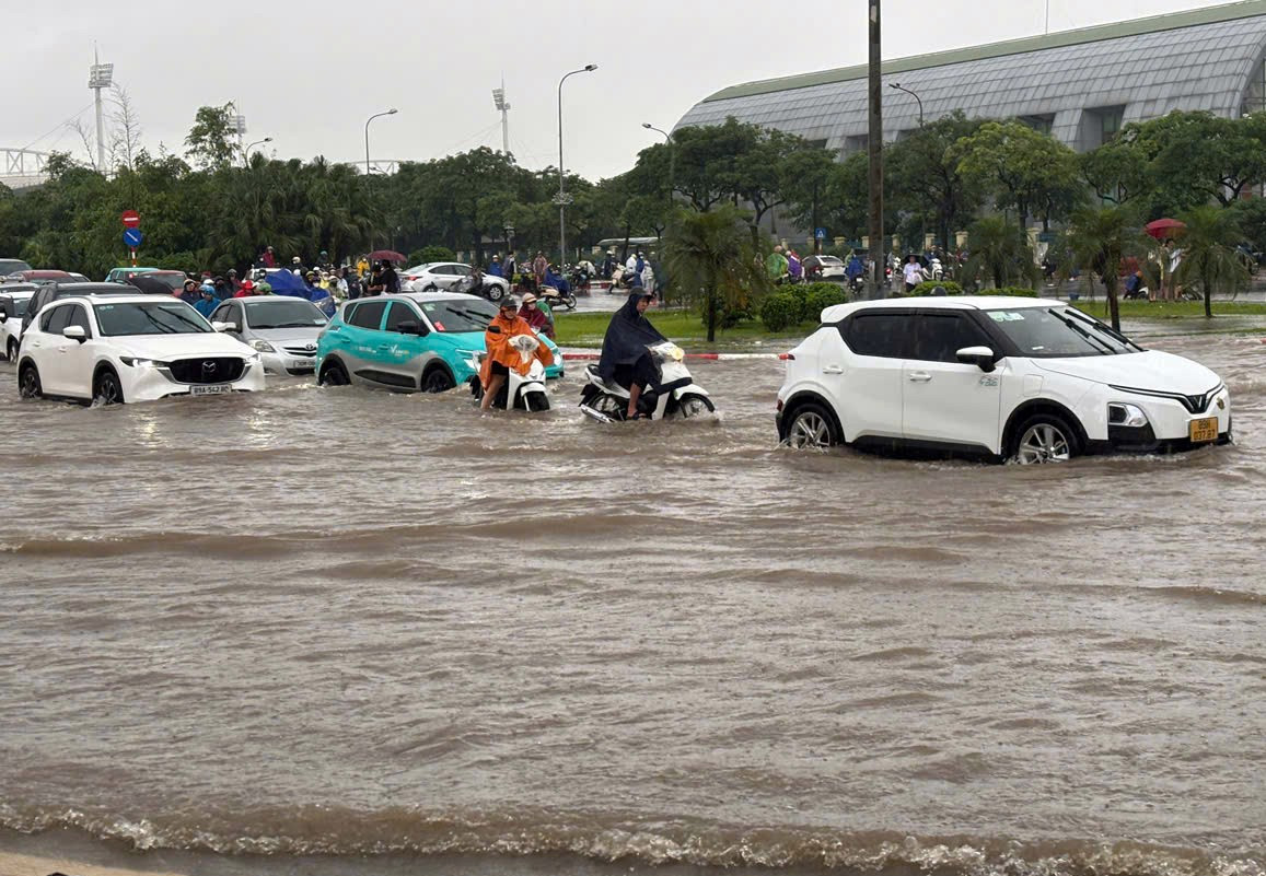 Hà Nội: Xe máy qua điểm ngập bằng xe ba gác giá 150-200 nghìn đồng/lượt- Ảnh 9.