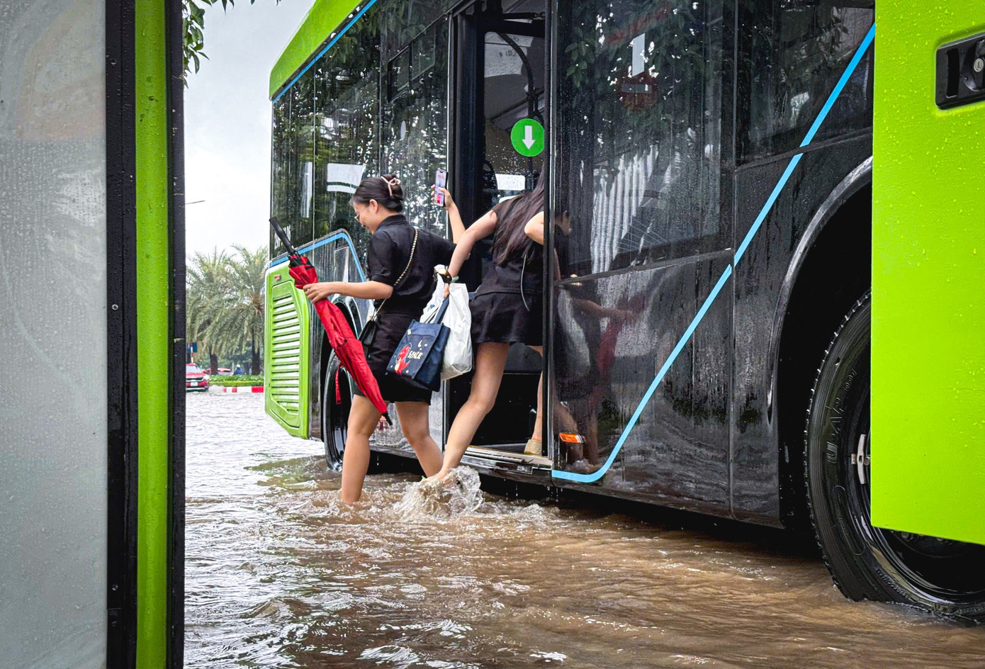 Thủ đô ngập lụt chưa từng có: Quân đội điều xe cứu trợ, phụ huynh bì bõm cõng con tan trường- Ảnh 17.