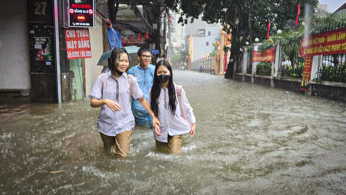 Thủ đô ngập lụt chưa từng có: Quân đội điều xe cứu trợ, phụ huynh bì bõm cõng con tan trường- Ảnh 8.