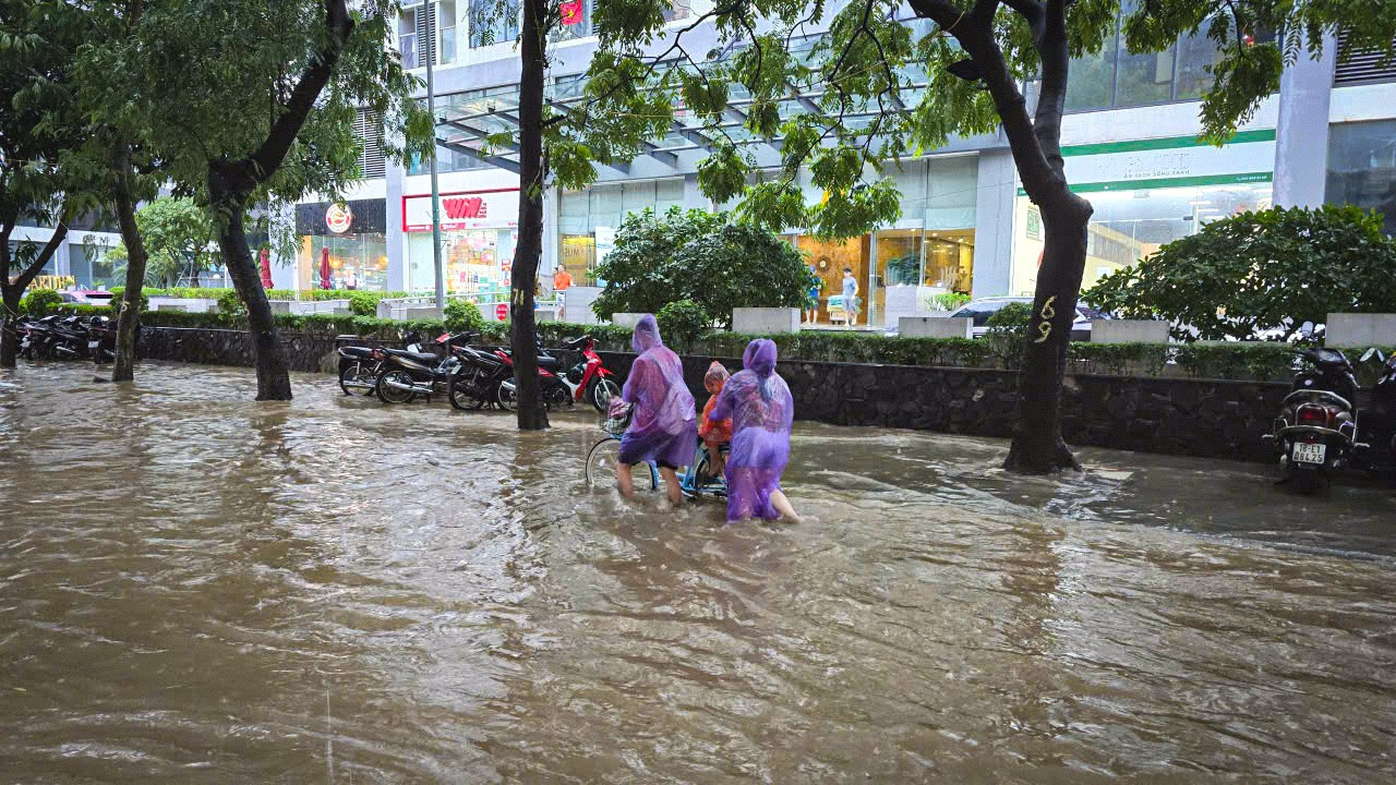 Thủ đô ngập lụt chưa từng có: Quân đội điều xe cứu trợ, phụ huynh bì bõm cõng con tan trường- Ảnh 9.