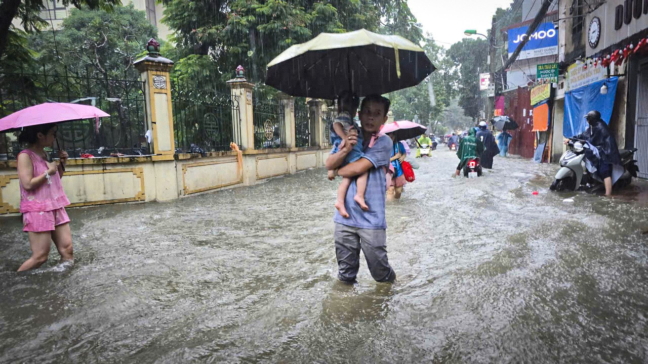 Thủ đô ngập lụt chưa từng có: Quân đội điều xe cứu trợ, phụ huynh bì bõm cõng con tan trường- Ảnh 11.
