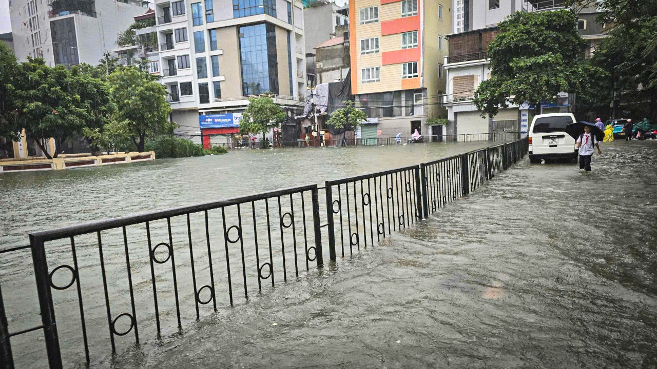 Thủ đô ngập lụt chưa từng có: Quân đội điều xe cứu trợ, phụ huynh bì bõm cõng con tan trường- Ảnh 6.