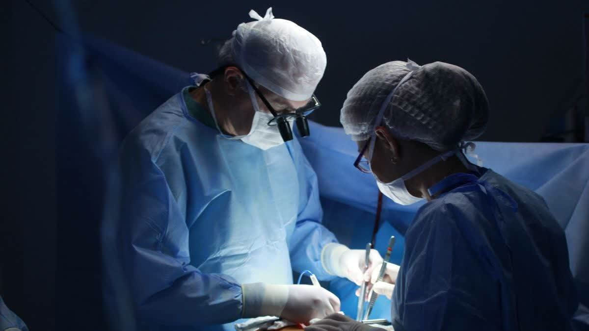Người đàn ông 33 tuổi bụng phình to như quả bóng, bác sĩ gắp ra thứ "đáng sợ" bên trong- Ảnh 1.