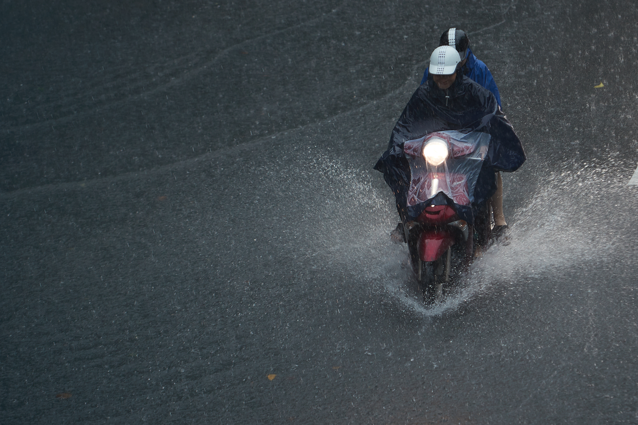 Hà Nội hôm nay: Mưa ngập kinh hoàng khắp nơi!- Ảnh 10.