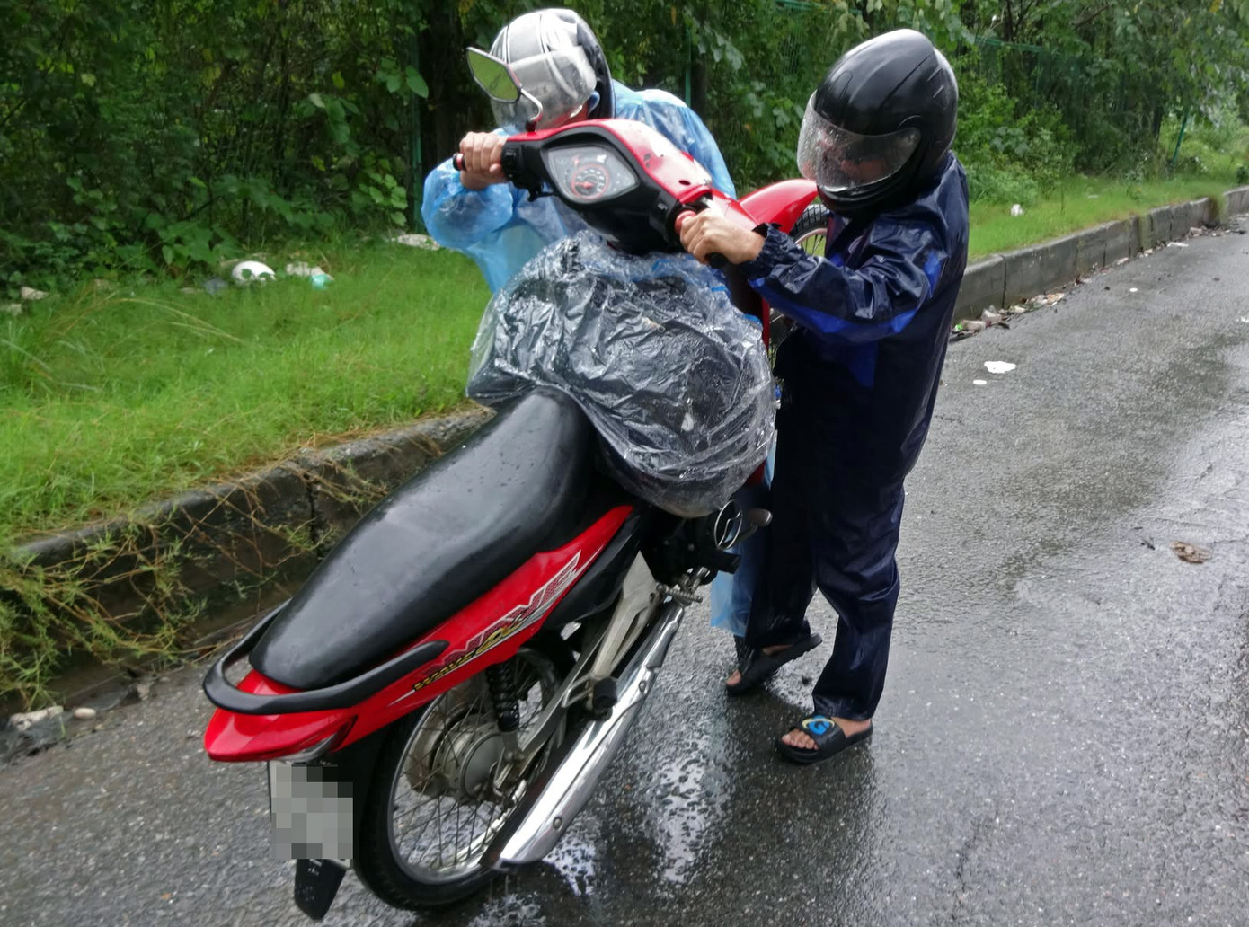 Hà Nội: Xe máy qua điểm ngập bằng xe ba gác giá 150-200 nghìn đồng/lượt- Ảnh 2.