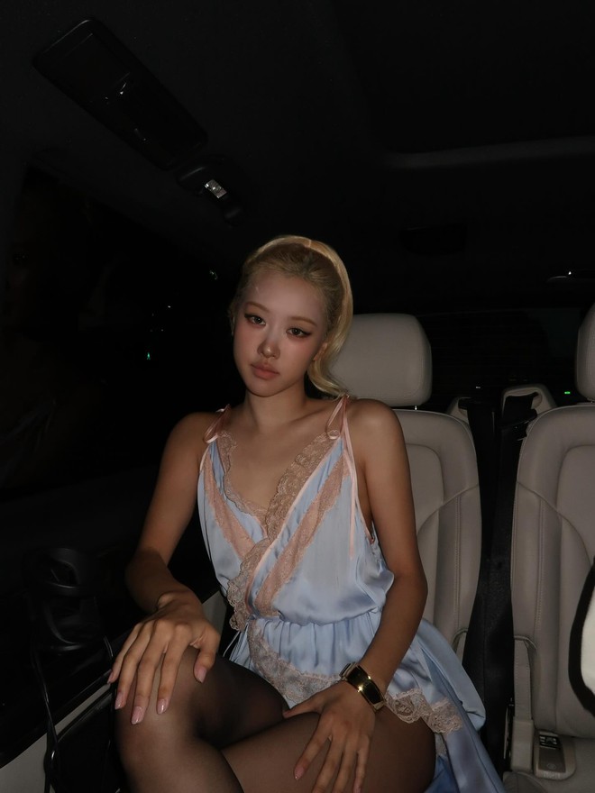Rosé mặc váy ngủ đến show Saint Laurent hội ngộ bà xã Justin Bieber: Gặp sự cố bất ngờ vẫn sexy dữ dội- Ảnh 4.