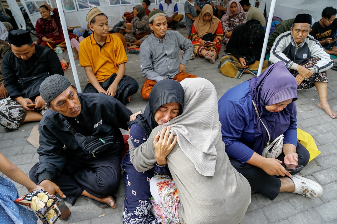 Sập trường học ở Indonesia khiến gần 100 người thương vong, 38 người đang bị vùi lấp, người thân khóc nghẹn tại hiện trường- Ảnh 3.
