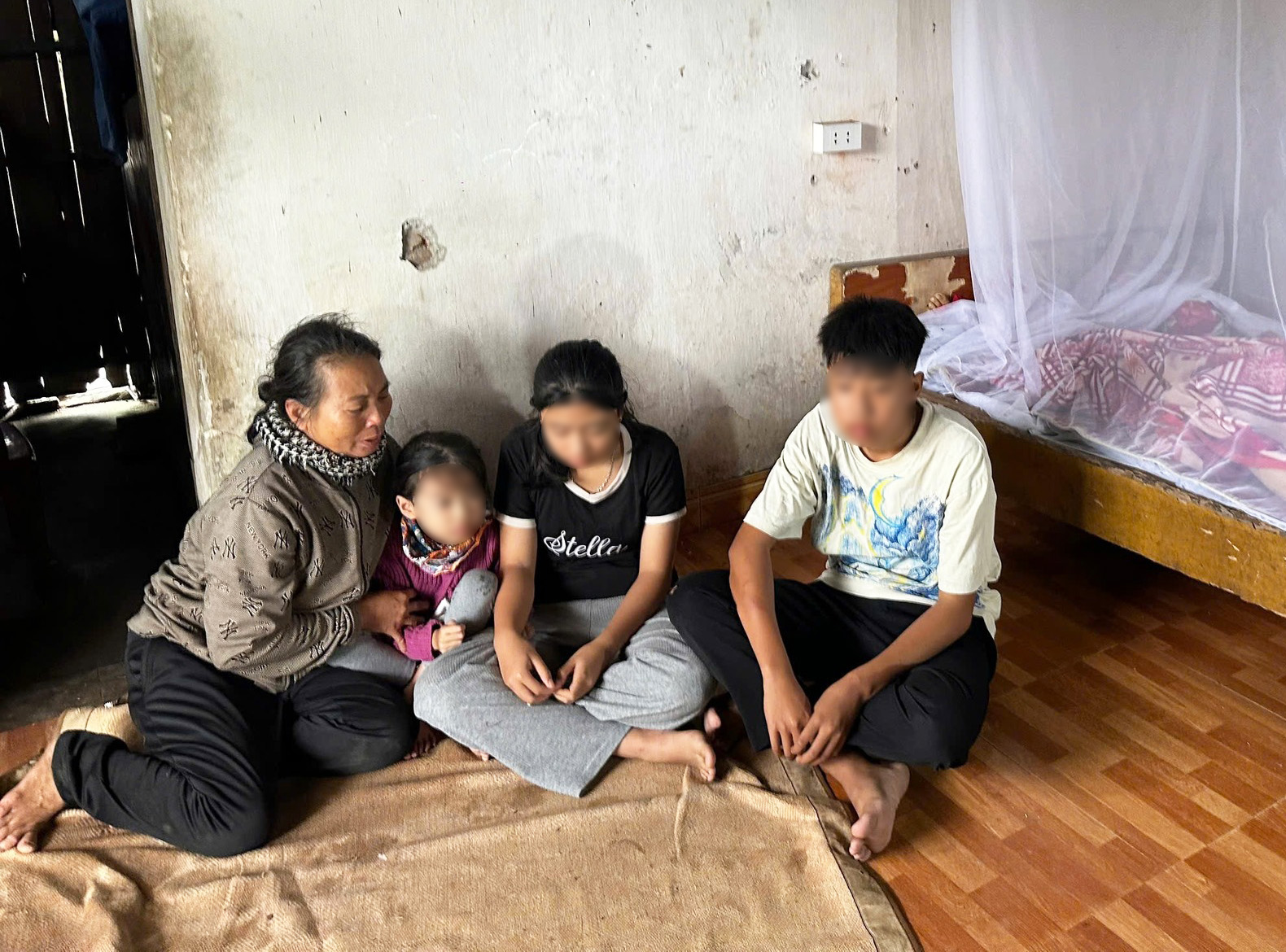 Lốc xoáy ở Ninh Bình: Nhói lòng cảnh 3 con thơ ngơ ngác bên linh cữu mẹ, bố bị thương nặng đang cấp cứu- Ảnh 1.
