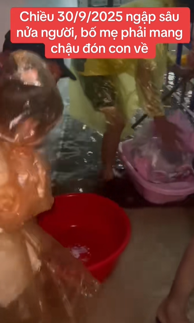 Hà Nội combo mưa + lụt: Nhân viên ăn mì tôm, xác định ngủ ở công ty, phụ huynh loay hoay 5 tiếng vẫn chưa đón được con- Ảnh 6.