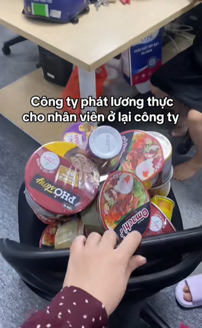 Hà Nội gần nửa đêm, điểm danh các bác ở lại công ty: Tôi, đã sẵn sàng giường, đồ ăn, tắm rửa!!!!- Ảnh 4.