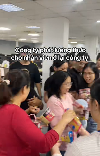 Hà Nội gần nửa đêm, điểm danh các bác ở lại công ty: Tôi, đã sẵn sàng giường, đồ ăn, tắm rửa!!!!- Ảnh 5.