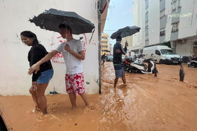 Mưa xối xả gây ngập lụt nghiêm trọng, sân bay tại 1 hòn đảo du lịch nổi tiếng biến thành “thác nước trong nhà”- Ảnh 1.
