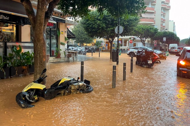 Mưa xối xả gây ngập lụt nghiêm trọng, sân bay tại 1 hòn đảo du lịch nổi tiếng biến thành “thác nước trong nhà”- Ảnh 2.