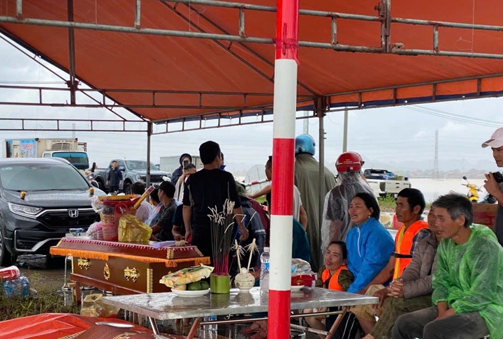 Lật thuyền khiến 2 bà cháu ở Thanh Hóa chết, mất tích trên đường tránh lũ- Ảnh 1.