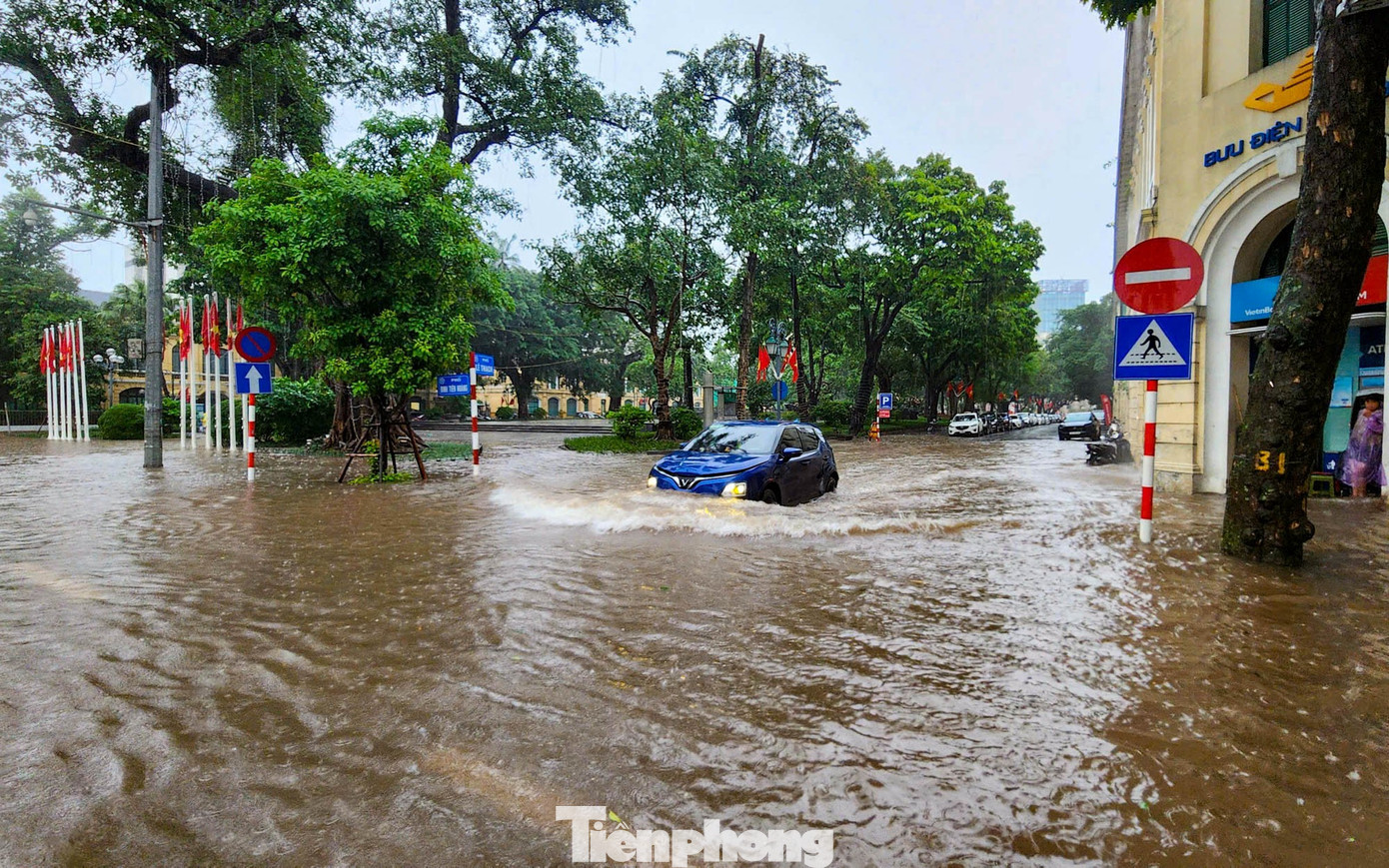 Hà Nội mưa lớn, phố cổ thành sông, khách Tây bì bõm lội giữa dòng nước- Ảnh 4.