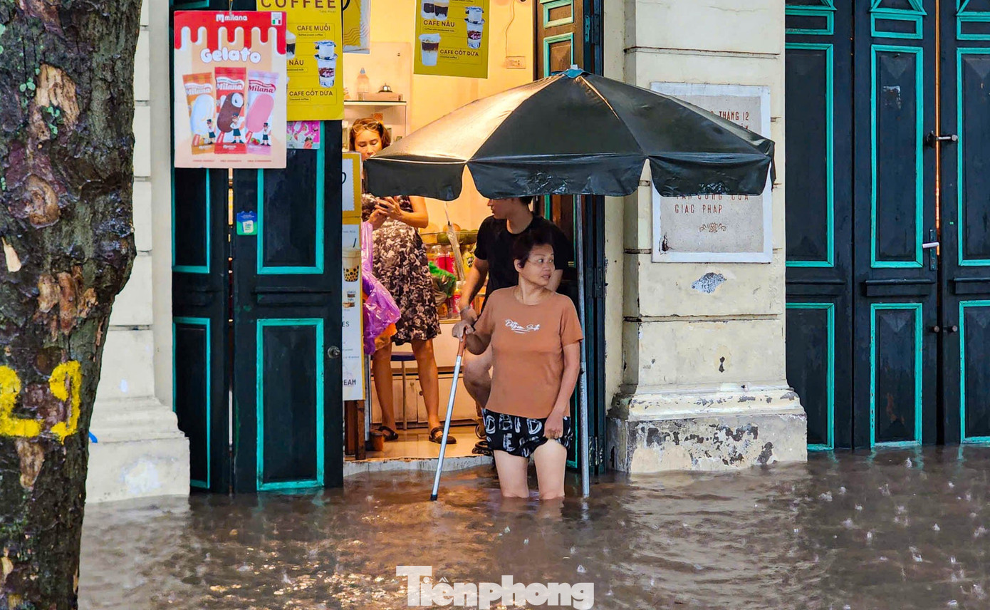 Hà Nội mưa lớn, phố cổ thành sông, khách Tây bì bõm lội giữa dòng nước- Ảnh 5.