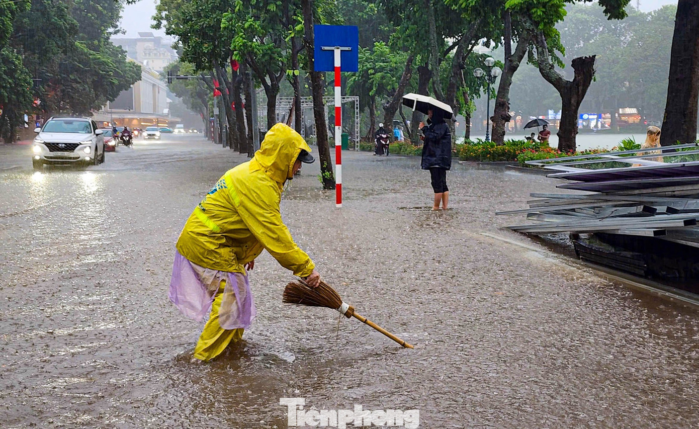 Hà Nội mưa lớn, phố cổ thành sông, khách Tây bì bõm lội giữa dòng nước- Ảnh 2.