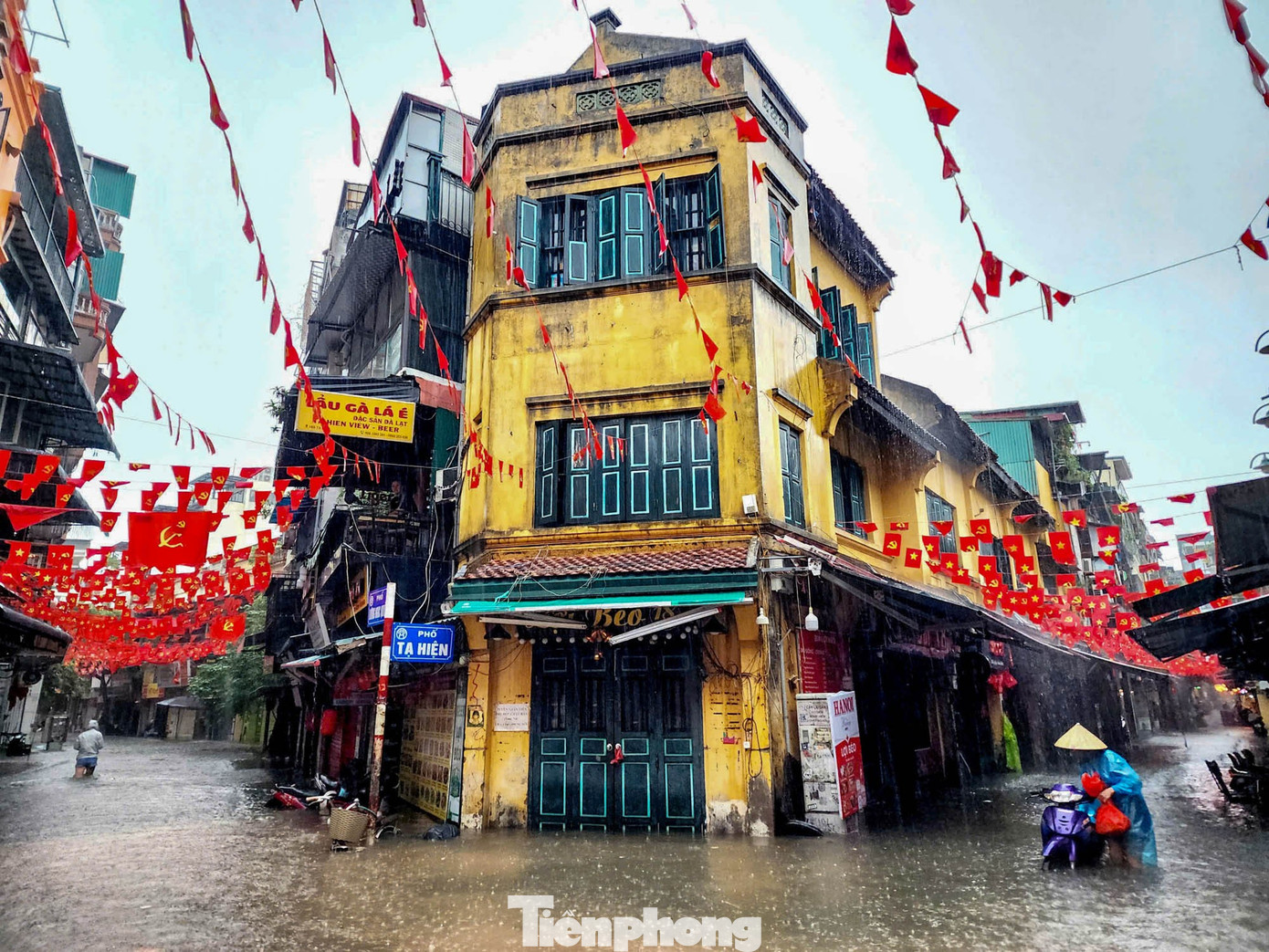 Hà Nội mưa lớn, phố cổ thành sông, khách Tây bì bõm lội giữa dòng nước- Ảnh 15.