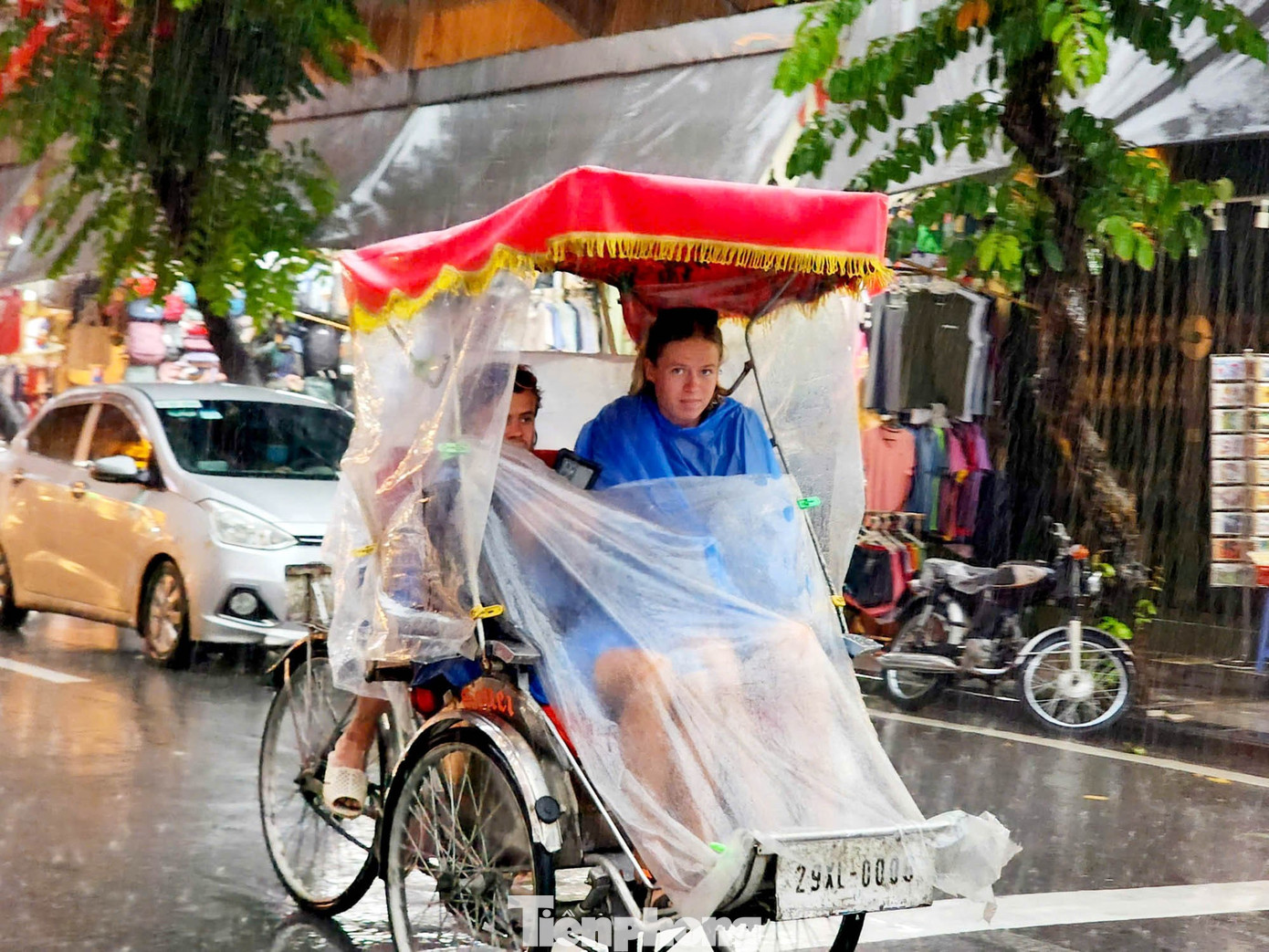 Hà Nội mưa lớn, phố cổ thành sông, khách Tây bì bõm lội giữa dòng nước- Ảnh 18.