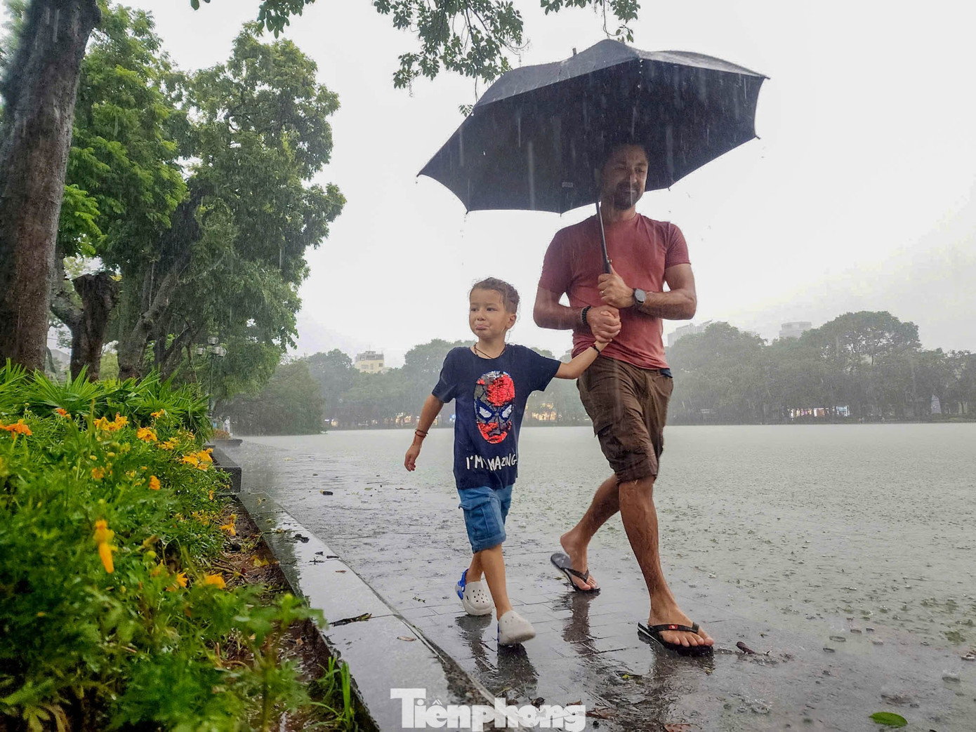 Hà Nội mưa lớn, phố cổ thành sông, khách Tây bì bõm lội giữa dòng nước- Ảnh 6.