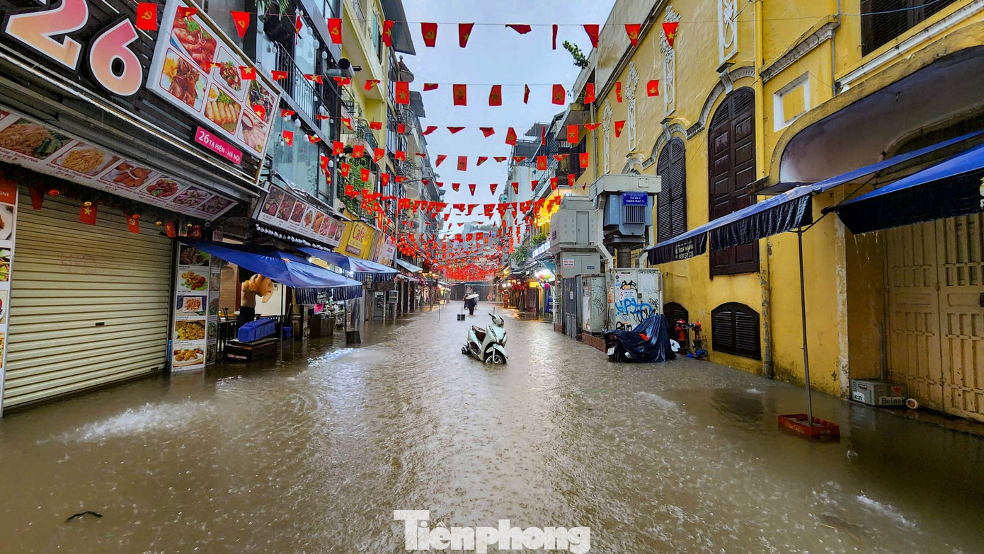 Hà Nội mưa lớn, phố cổ thành sông, khách Tây bì bõm lội giữa dòng nước- Ảnh 9.